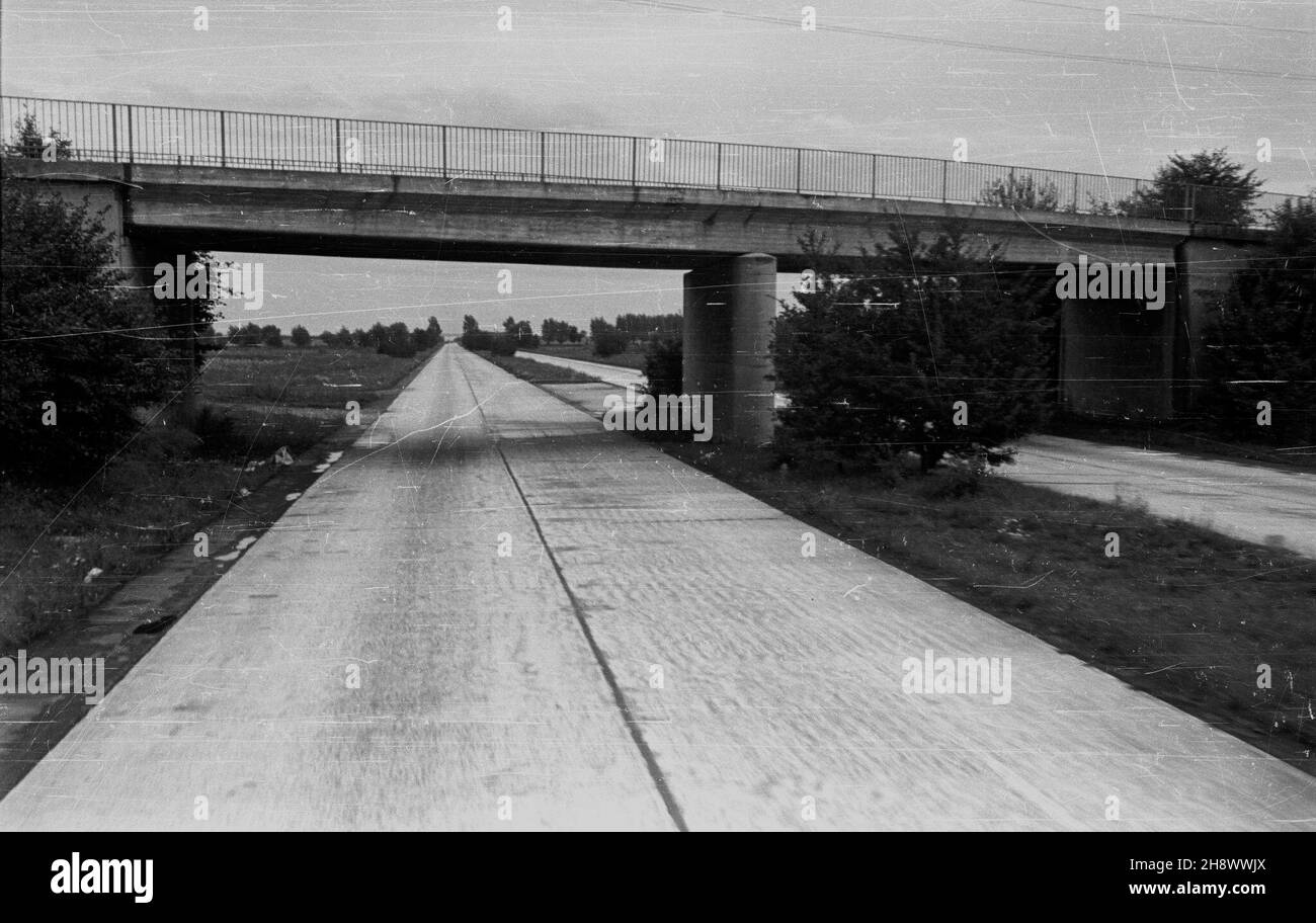 Polska, 1946.Po wojennej przerwie, dziêki staraniom przedwojennych dzia³aczy zostaje reaktywowany Automobilklub Polski.Dziêki nim mog³a byæ kontynuowana dzia³alnoœæ W sportach i turystyce automoilowej.W 1946 roku odby³ siê tradycyjny Rajd Samochodowy AP.NZ. Trasa rajdu. gr PAP/Jerzy Baranowski Dok³adny miesi¹c i dzieñ wydarzenia nieustalone.Pologne, 1946.Après la rupture de la guerre, en raison des efforts des activistes d'avant-guerre, Auto Club Pologne a été réactivé.Grâce à eux, les sports automobiles et le tourisme automobile pourraient être poursuivis en Pologne.Un rallye traditionnel du club automobile de Pologne a eu lieu en 1946.Pi Banque D'Images