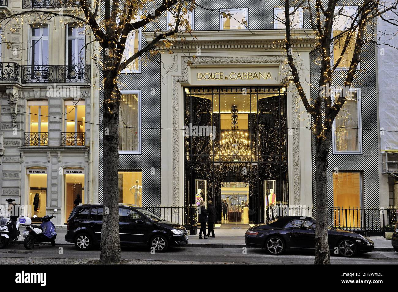 France, Paris (75) 8ème arrondissement, 2021 illuminations de Noël, Avenue  Montaigne, Dolce Gabbana boutique de luxe Photo Stock - Alamy