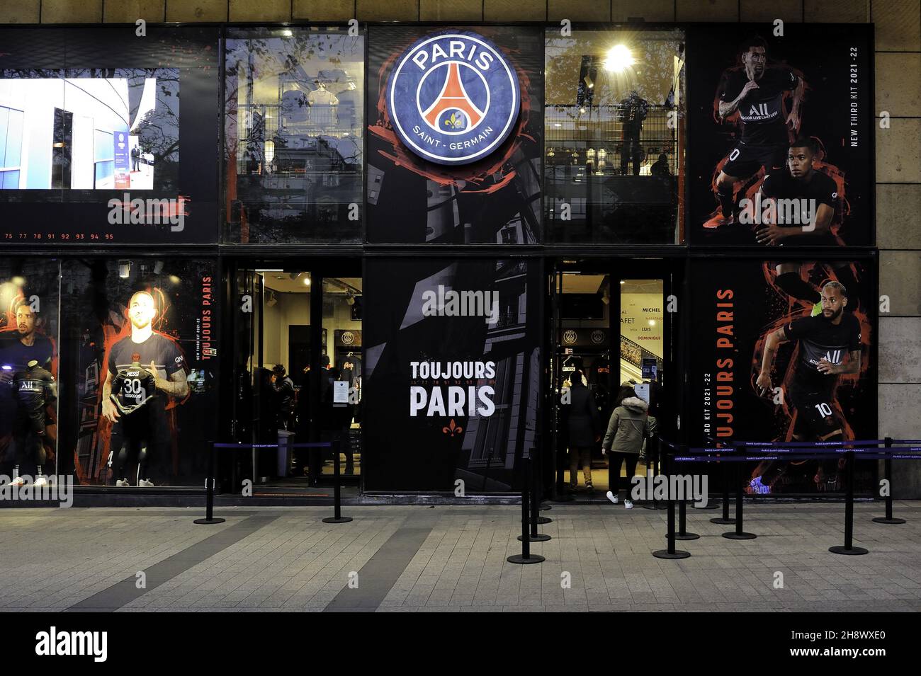 France, Paris (75) 8ème arrondissement, avenue des champs Elysées, boutique  PSG du club de football Paris Saint Germain Photo Stock - Alamy
