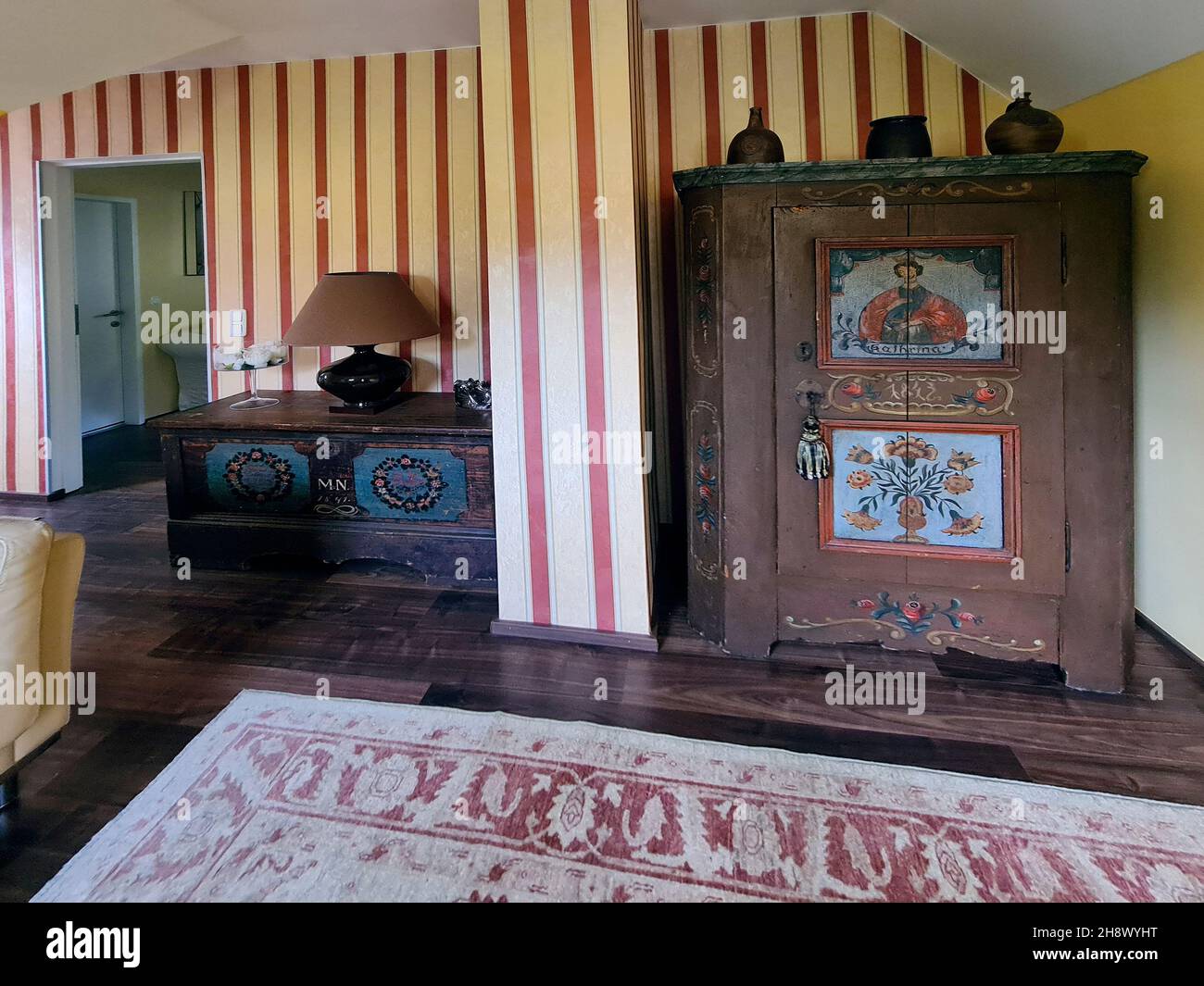 Autriche, chambre moderne, mobilier ancien peint, armoire et commode du XIXe siècle Banque D'Images Autriche, chambre moderne, mobilier ancien peint, armoire et commode du XIXe siècle Banque D'Images