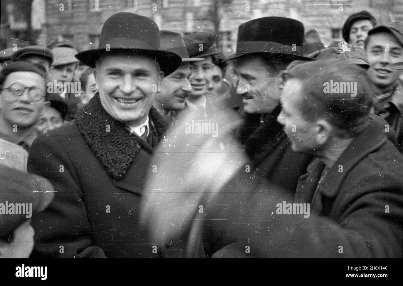 Wroc³aw, 1946.Wiec przed wyborami do Sejmu Ustawodawczego, popieraj¹cy blok stronnictw demokratycznych.NZ. premier Edward Osóbka-Morawski (L) wœród uczestników wiecu. ms PAP/Bogus³aw Lambach Dok³adny miesi¹c i dzieñ wydarzenia nieustalone.Wroclaw, 1946.Un rassemblement avant les élections au Sejm en faveur d'un bloc des partis démocratiques.Photo : le Premier ministre Edward Osobka-Morawski (à gauche) parmi les participants au rassemblement Mme PAP/Boguslaw Lambach Banque D'Images