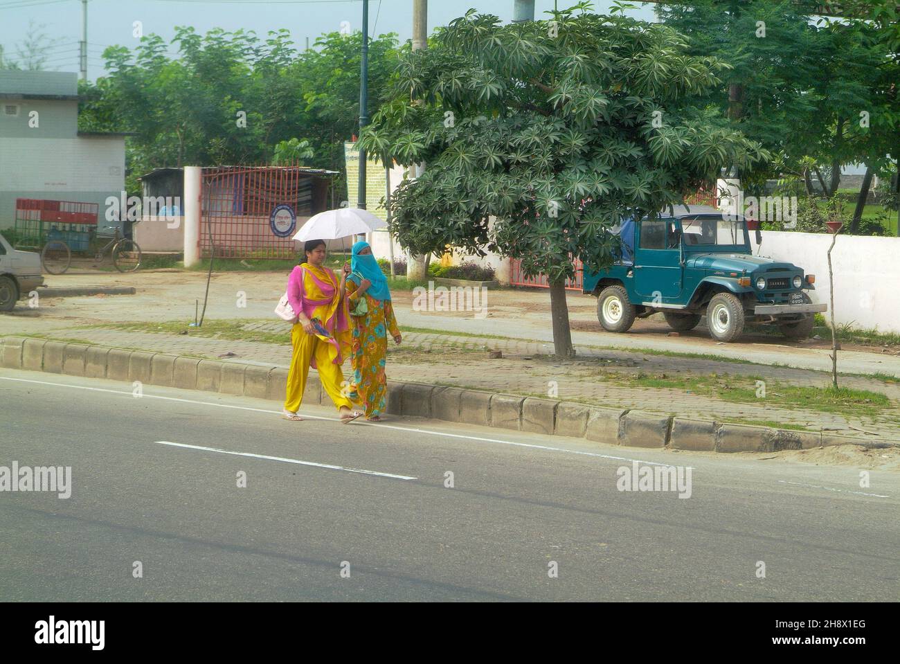 Dhaka, Bangladesh - 17 septembre 2007 : deux femmes non identifiées vêtites traditionnelles avec parapluie Banque D'Images