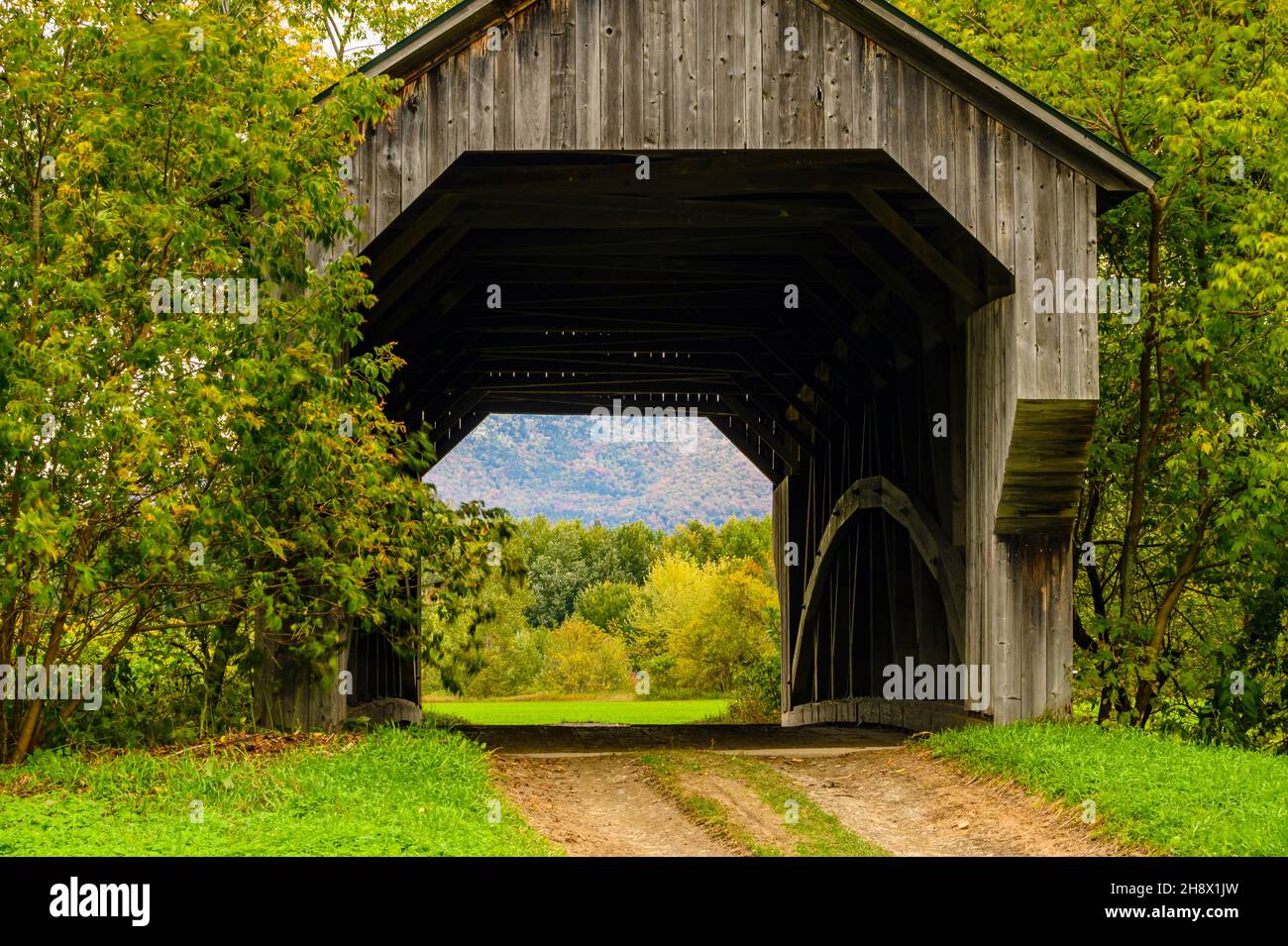 Pont couvert de Gates Farm traversant la rivière Seymour, Cambridge, Vermont, États-Unis Banque D'Images