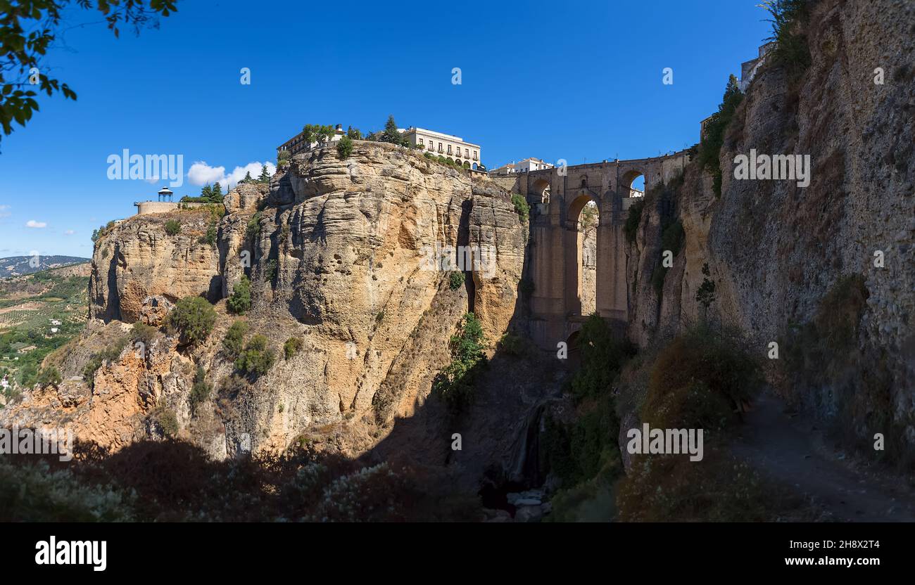 Ronda Málaga Espagne - 09 16 2021: Vue aérienne du nouveau pont emblématique au-dessus de la jauge, phénomène géologique naturel, falaises d'érosion autour de Ronda Banque D'Images