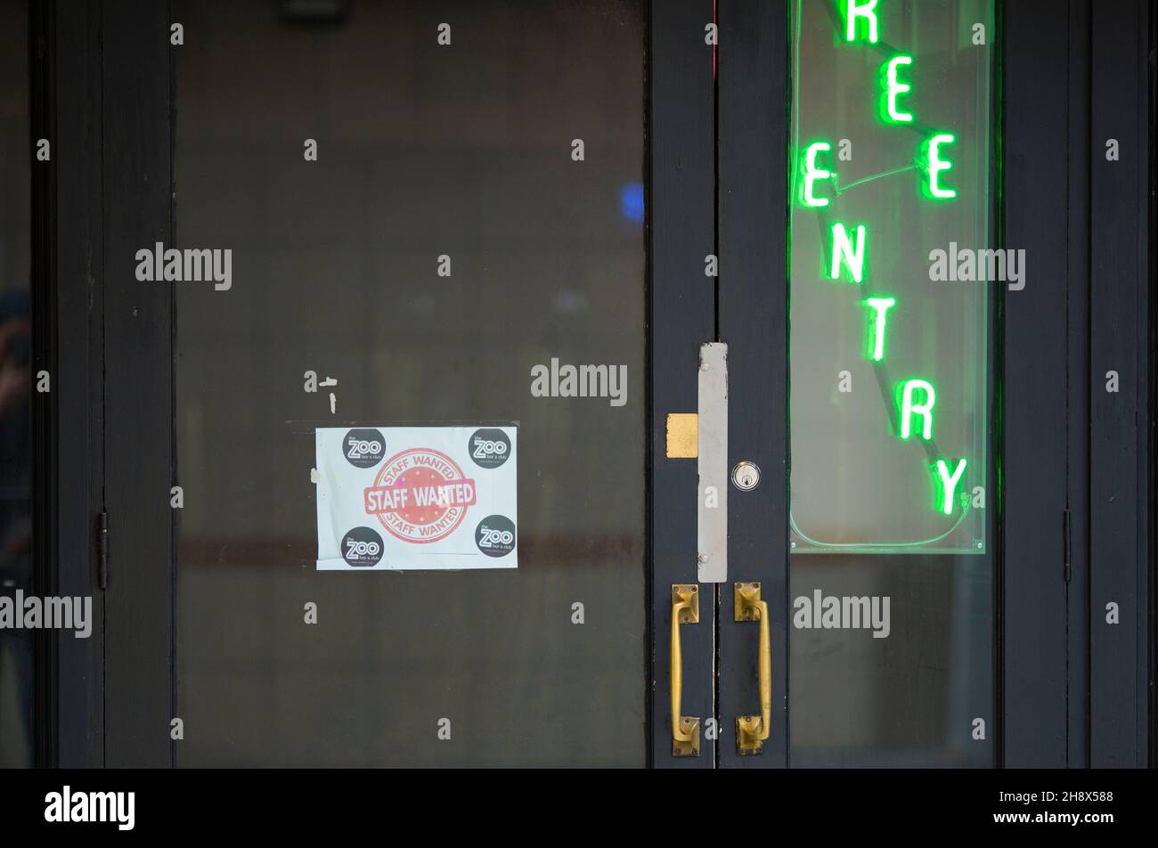 Un panneau 'Staff Wanted' est visible dans un bar du centre de Londres, le 12 mai 2021. Banque D'Images