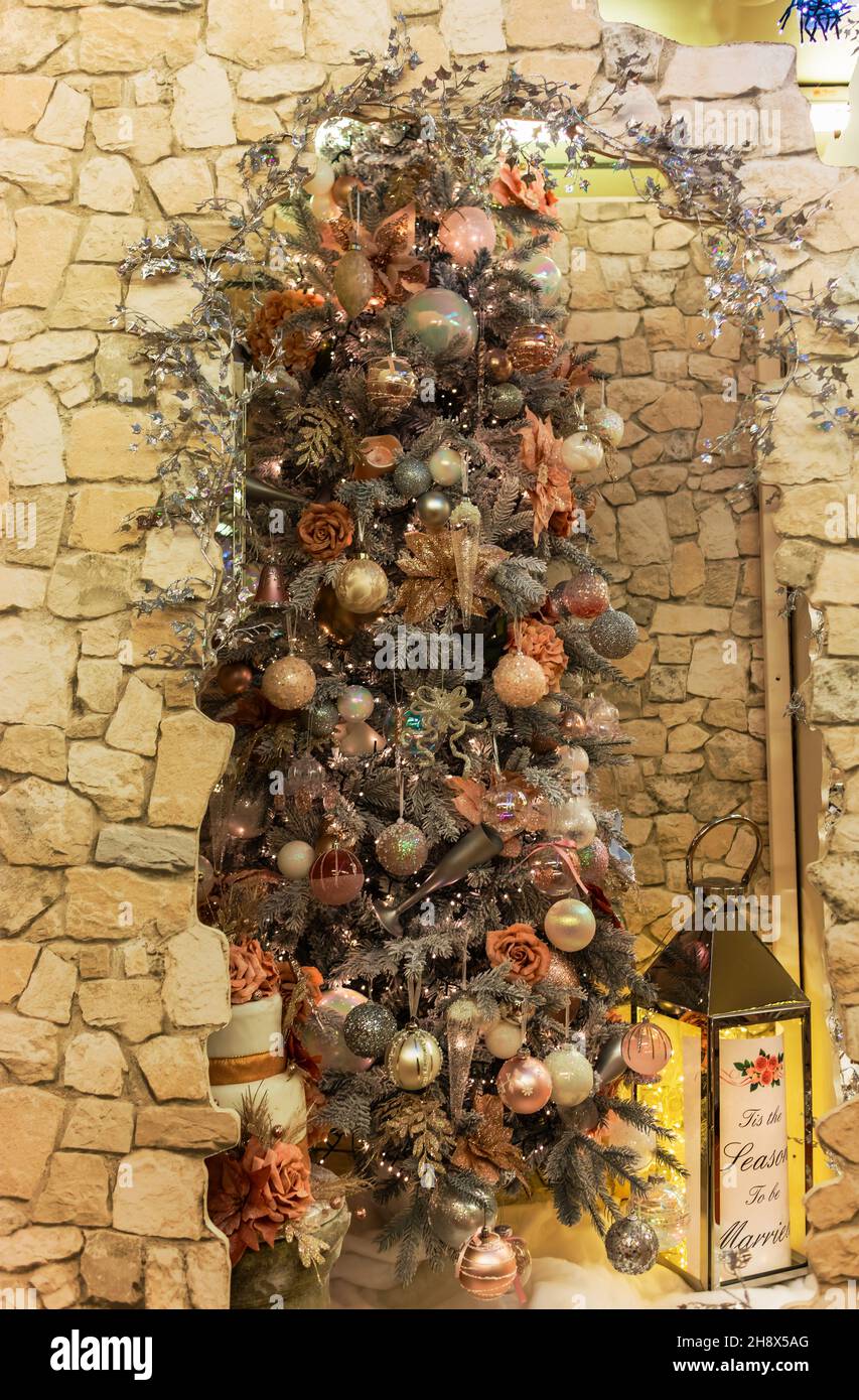 Sapin de Noël décoré dans un style vintage avec des boules et des fleurs. Banque D'Images