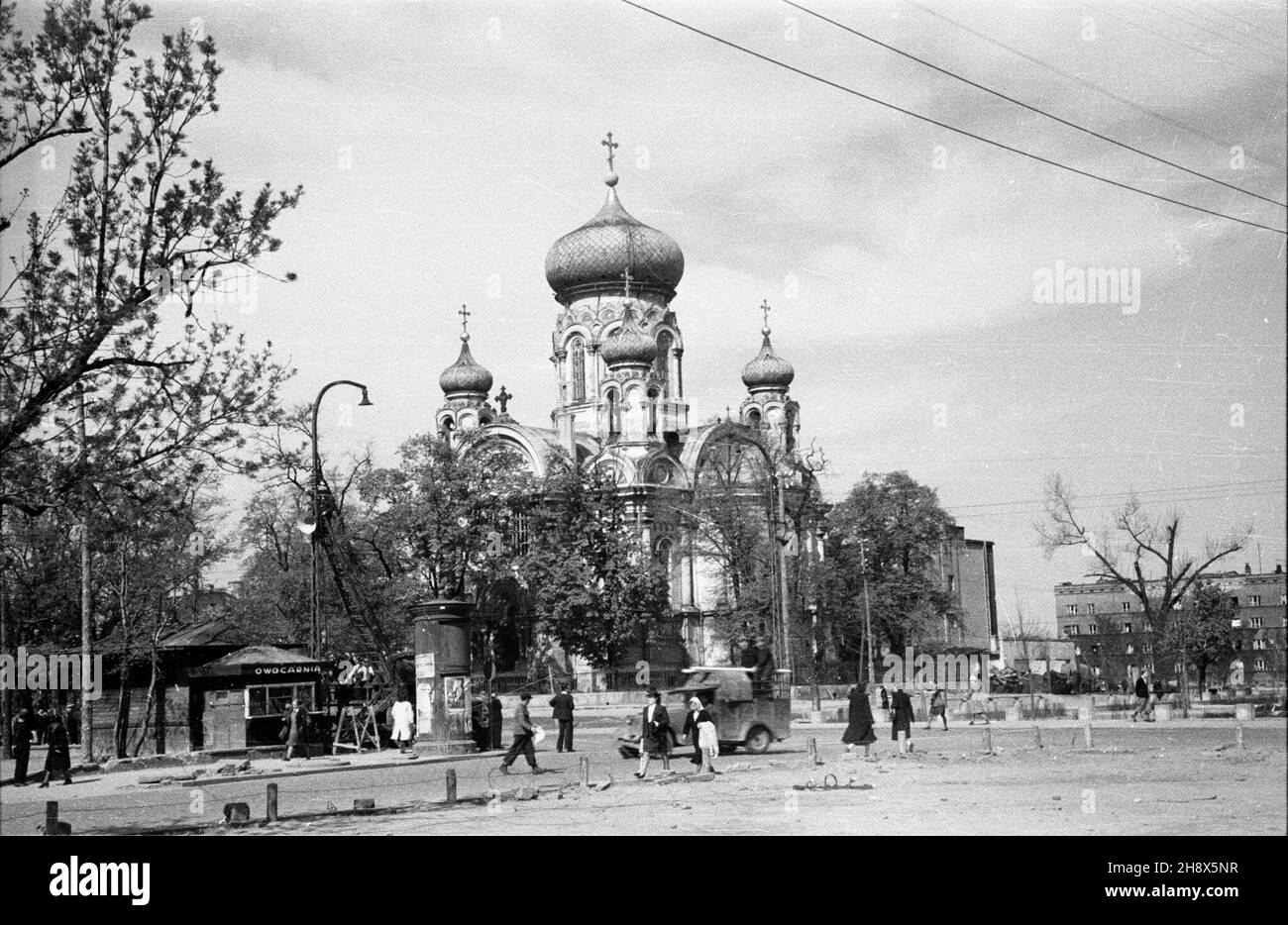 Varsovie, 1946.Prawos³awna cerkiew œw.Marii Magdaleny na Pradze-Pó³noc.Zbudowana W latach 1867-69 W miejescu, gdzie do czasu insurekcji koœciuszkowskiej znajdowa³ siê koœció³ œw.Andrazeja z inicjatywy ksiêcia W³odzimierza Czerkawskiego.Przeznaczona by³a dla stacjonuj¹cego tu pumizonu i stosunkowo licznie zamieszkuj¹cej Pragê cywilnej ludnoœci rosyjskiej.Archicekt Syczew zaprojektowa³ œwi¹tyniê W styu bizantyjskim - na planie krzy¿a greckiego z piêcioma kopu³ami; wnêtrze ozdabia³y wizerunki ewangelistów, prorata i œwiêtych koœcio³a prawos³awnego, W podziemiumieszczono kaplicê Mêki Pa Banque D'Images