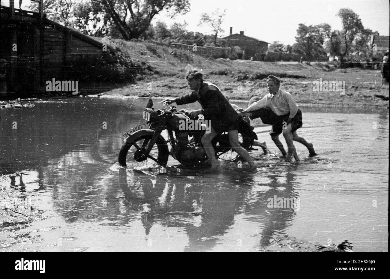 Polska, 1946.PKM (Polski Klub Motorowy) Warszawa oraz sekcje motocyklowe WKS (Wojskowy Klub Sportowy) Legia i KS OM TUR Okêcie przeprowadzi³y zawody motocyklowe - rajd szosowo-terenowy.NZ. na trasie rajdu. gr PAP Dok³adny miesi¹c i dzieñ wydarzenia nieustalone.Pologne, 1946.PKM (Club de moto polonais) Warszawa et Legia et KS OM TUR Okecie les sections de moto de WKS (Club de sport militaire) ont organisé une compétition de moto - un rallye de cross-country et de route.Photo : pendant le rallye. gr PAP Banque D'Images