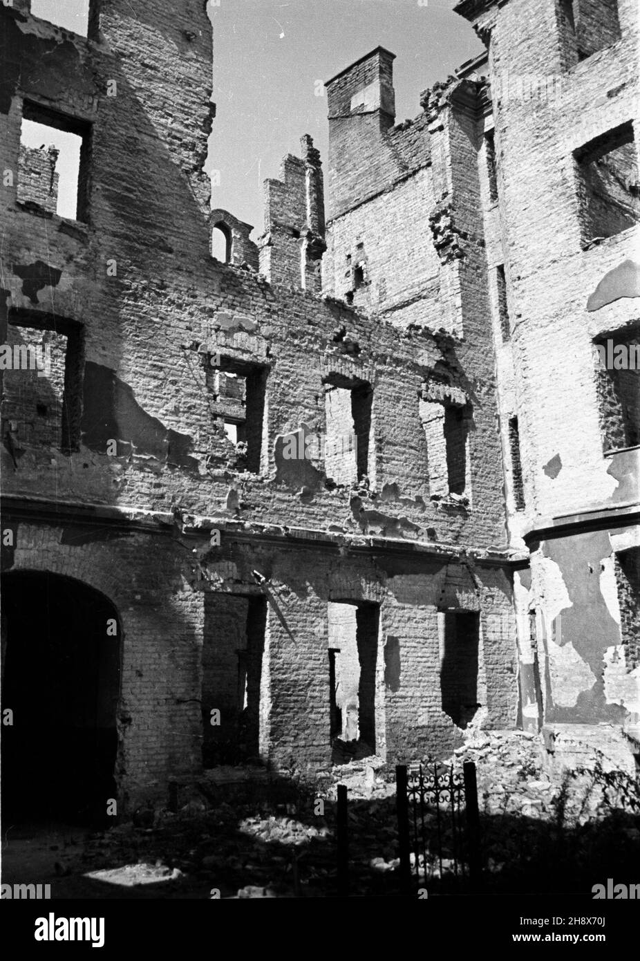 Varsovie, 1946-01-01.Zruinowane budynki miasta, zniszczone podczas II wojny œwiatowej. ms PAP/Stanis³aw D¹browieckiVarsovie, le 1er janvier 1946.Ruines de bâtiments détruits pendant la Seconde Guerre mondiale. ms PAP/Stanislaw Dabrowiecki Banque D'Images