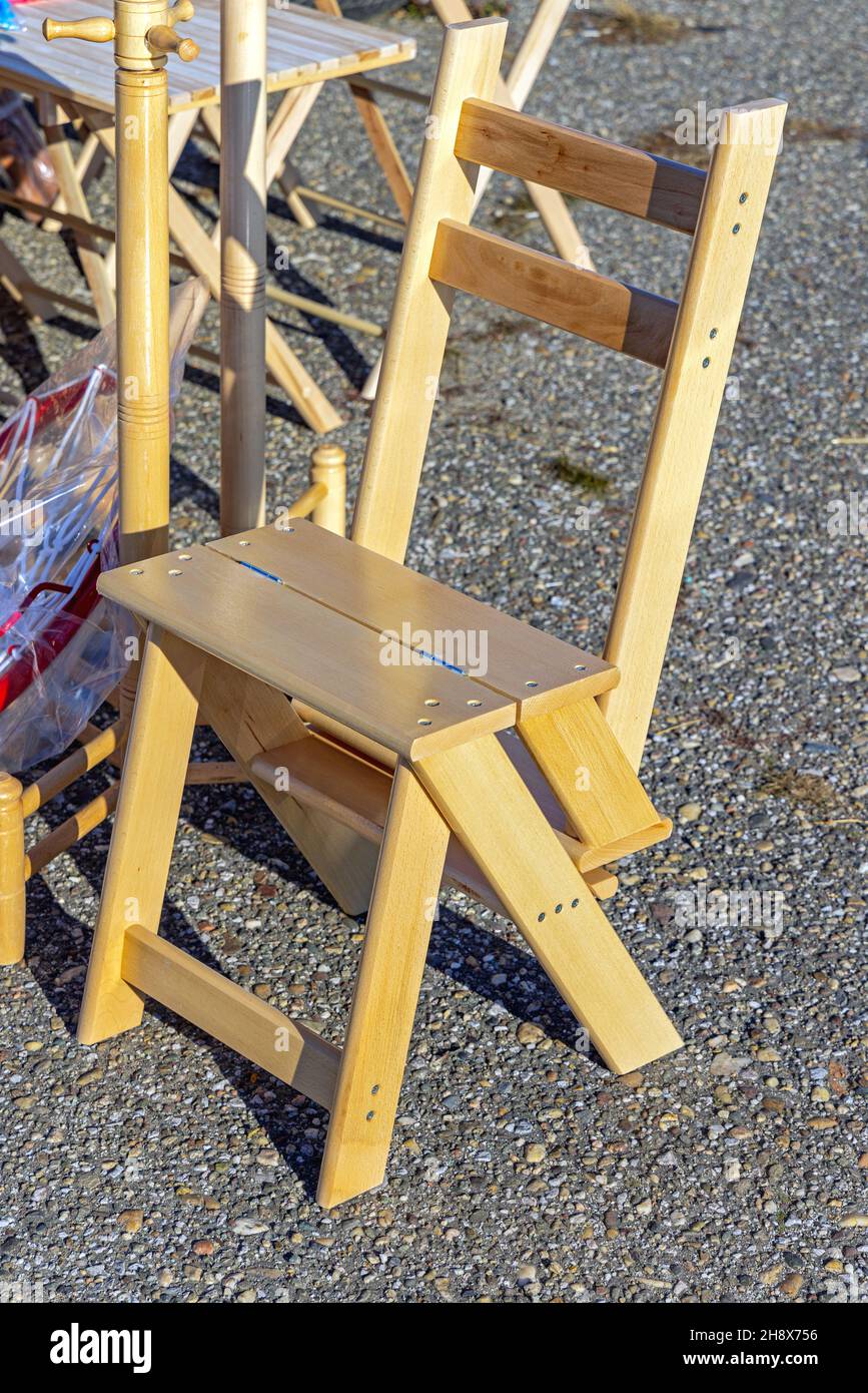 Nouvelle chaise en bois pliante dans les meubles d'économiseur d'espace d'échelle Banque D'Images