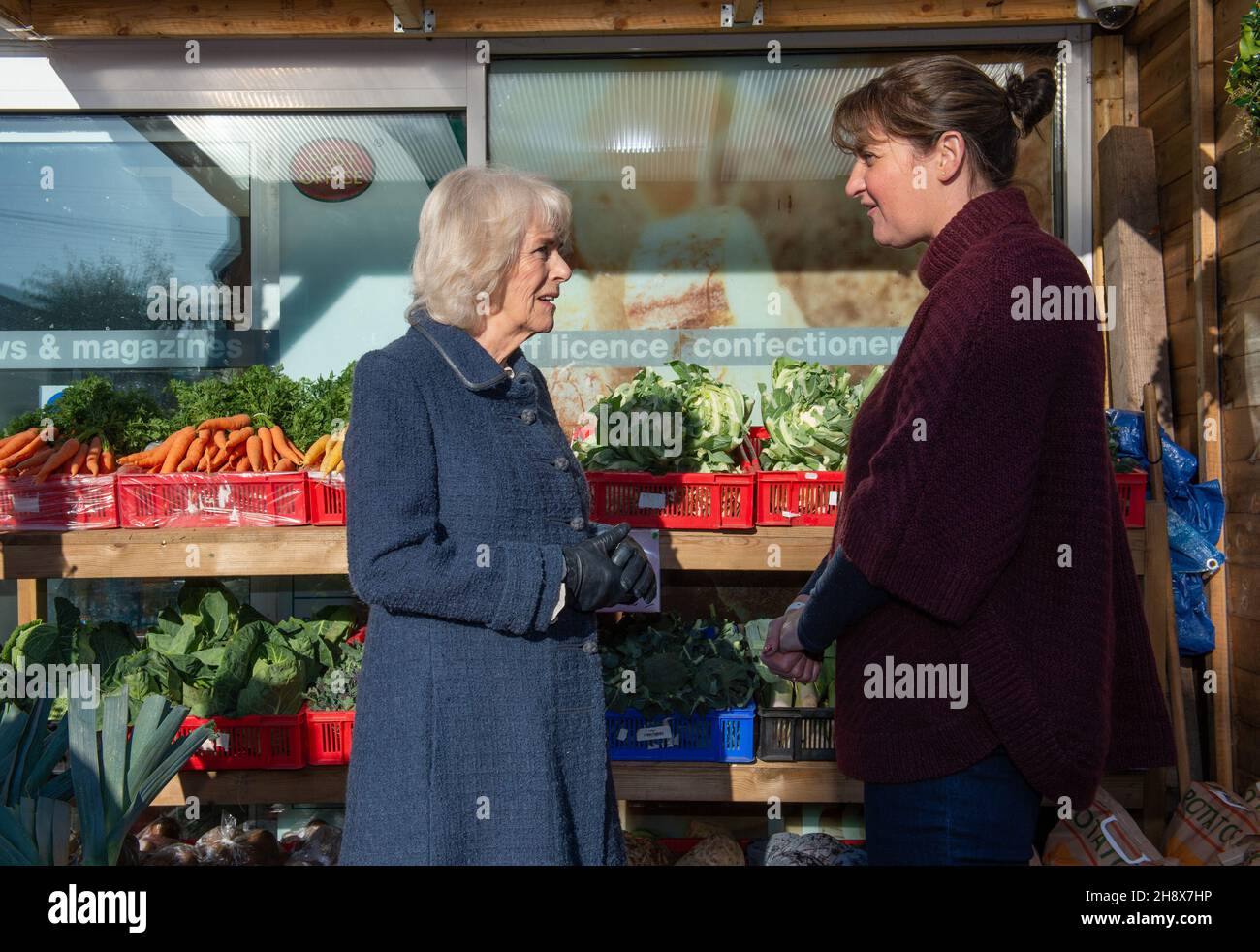 La duchesse de Cornwall rencontre Hannah Paget, agriculteur et fournisseur de légumes de la région, lors d'une visite au propriétaire d'un magasin indépendant Spar Derek Tinnion dans son magasin de Devozes, Wilsthire, pour le remercier ainsi que sa famille et son personnel pour leur travail inlassable dans le soutien de la communauté de Devozes depuis plus de 60 ans,surtout pendant la pandémie.Date de la photo: Jeudi 2 décembre 2021. Banque D'Images