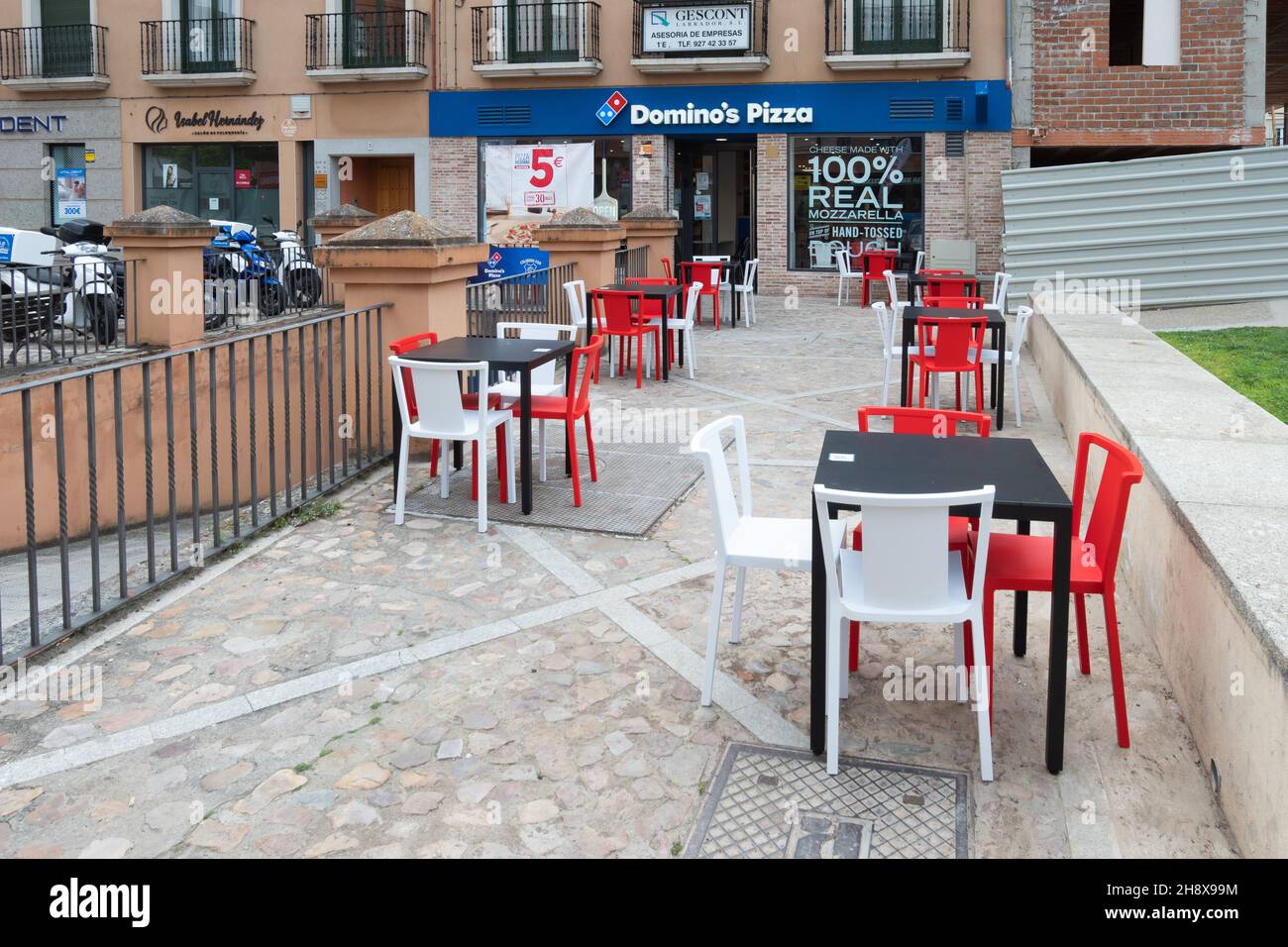 PLASENCIA, ESPAGNE - 29 avril 2021: Plasencia, Espagne - 29 avril 2021:  Terrasse de la célèbre chaîne de pizzas Domino's Pizza avec des offres de  pizzas bon marché adver Photo Stock - Alamy