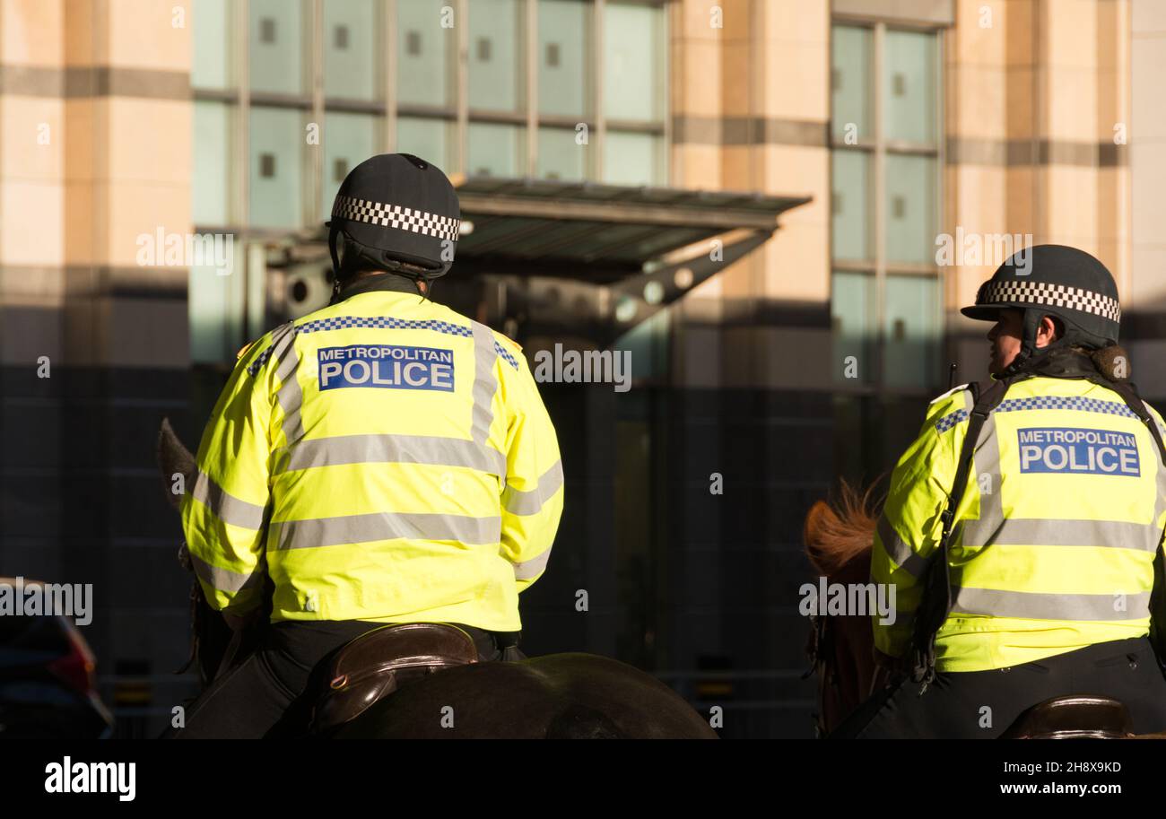 Deux policiers à cheval à Hammersmith, ouest de Londres, Angleterre, Royaume-Uni Banque D'Images