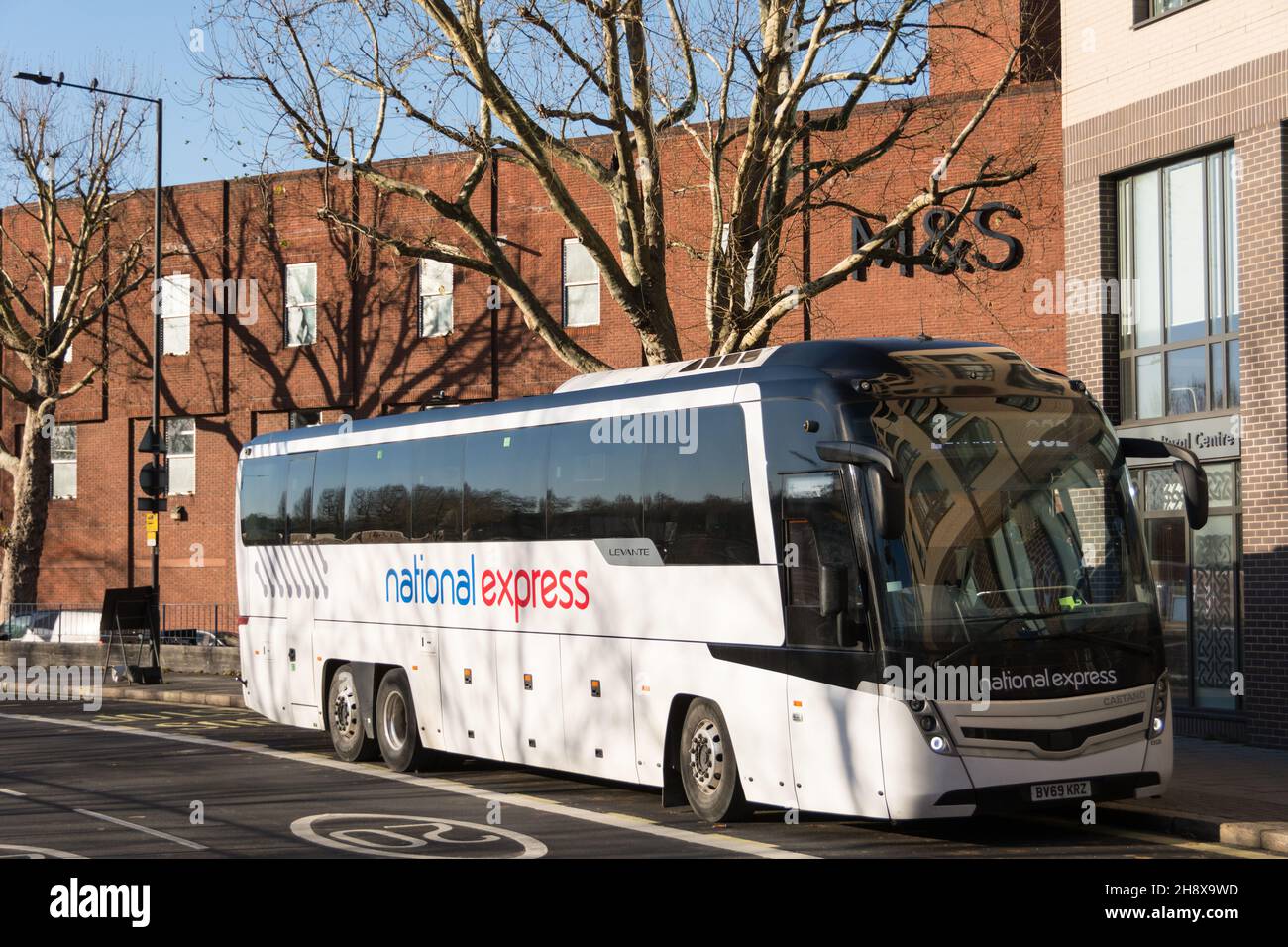 Un autocar National Express sur Hammersmith Broadway, Hammersmith, Londres, Angleterre, Royaume-Uni Banque D'Images