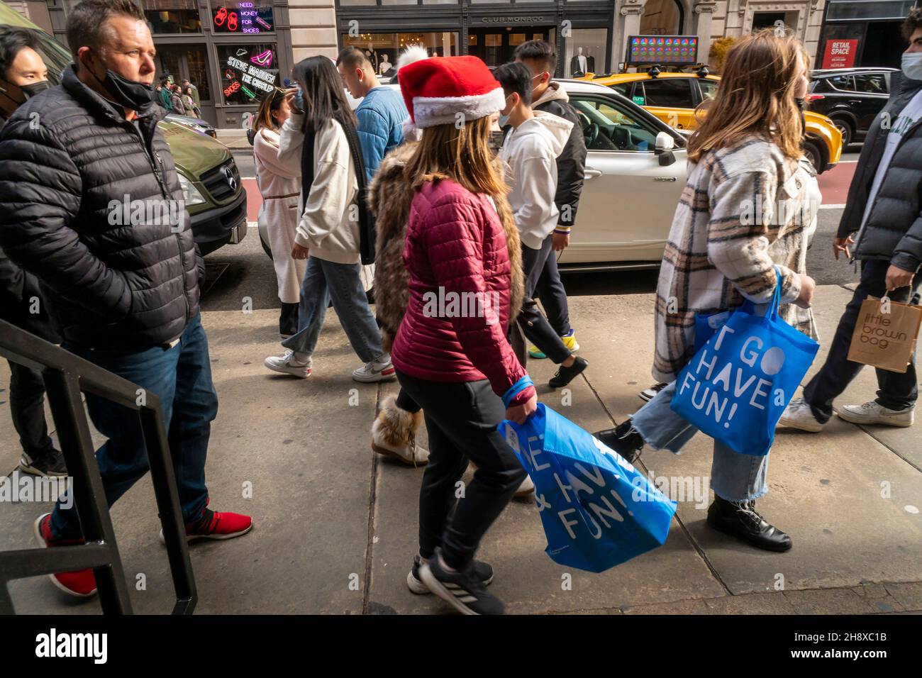 Shopping dans le quartier de Soho à New York le samedi 27 novembre 2021 pendant le week-end du Black Friday.Malgré les problèmes de chaîne d'approvisionnement et les nouvelles variantes de Covid, les analystes prévoient que les consommateurs dépenseront 6.7 % de plus qu'en 2020.(© Richard B. Levine) Banque D'Images