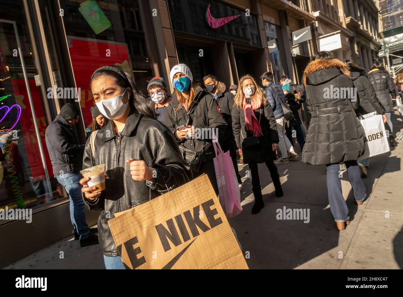 Nike et d'autres acheteurs dans le quartier de Soho à New York le samedi 27 novembre 2021 pendant le week-end du Black Friday.Malgré les problèmes de chaîne d'approvisionnement et les nouvelles variantes de Covid, les analystes prévoient que les consommateurs dépenseront 6.7 % de plus qu'en 2020.(© Richard B. Levine) Banque D'Images