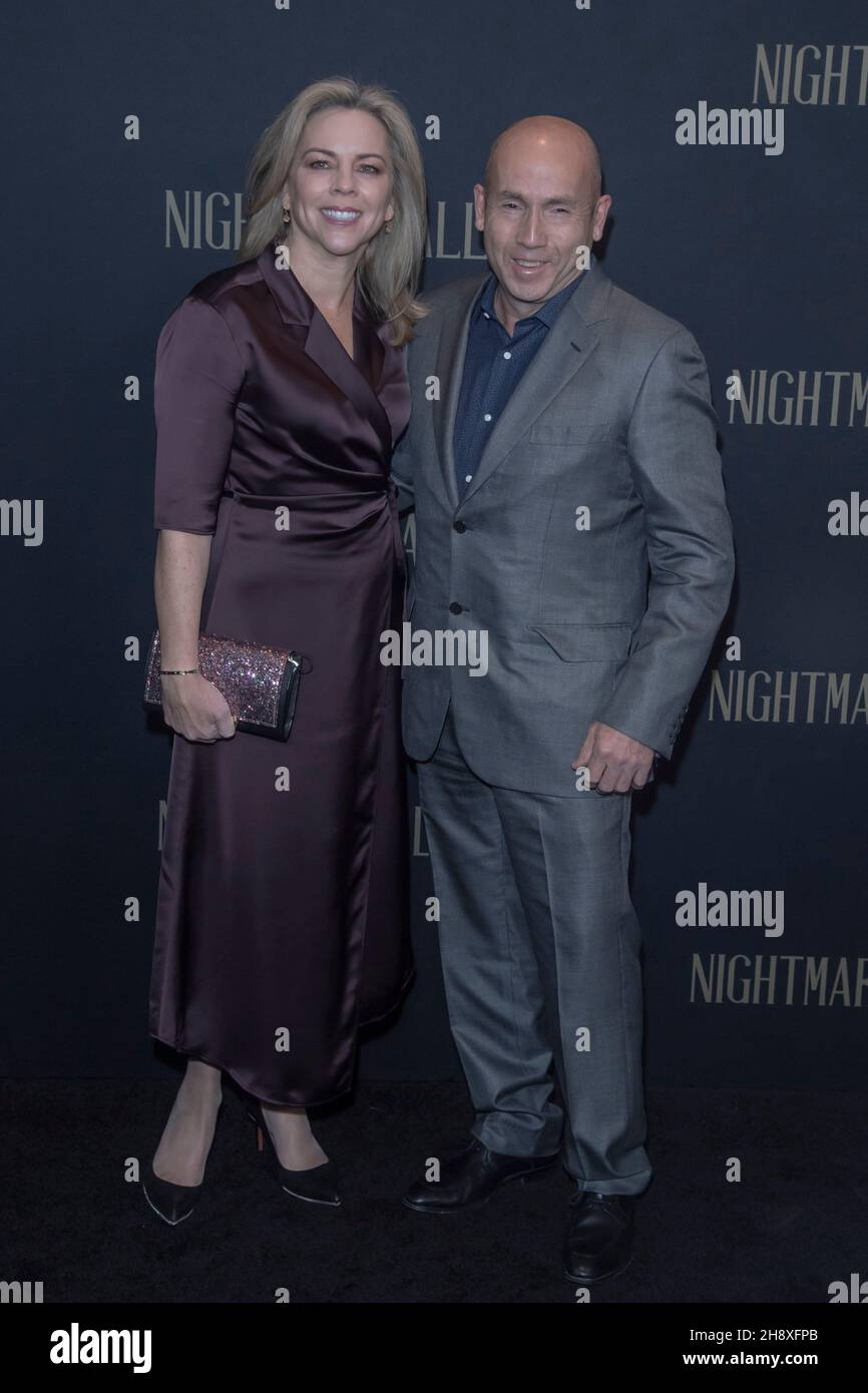 New York, États-Unis.1er décembre 2021.Producer Miles Dale (R) et un invité assistent à la première mondiale « Nightmare Alley » à Alice Tully Hall, Lincoln Center à New York.(Photo par Ron Adar/SOPA Images/Sipa USA) crédit: SIPA USA/Alay Live News Banque D'Images