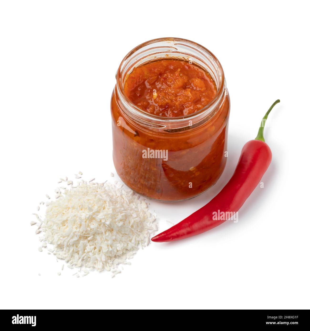 Pot en verre avec une variante de sambal, sauce Chili, avec sauce soja isolée sur fond blanc Banque D'Images