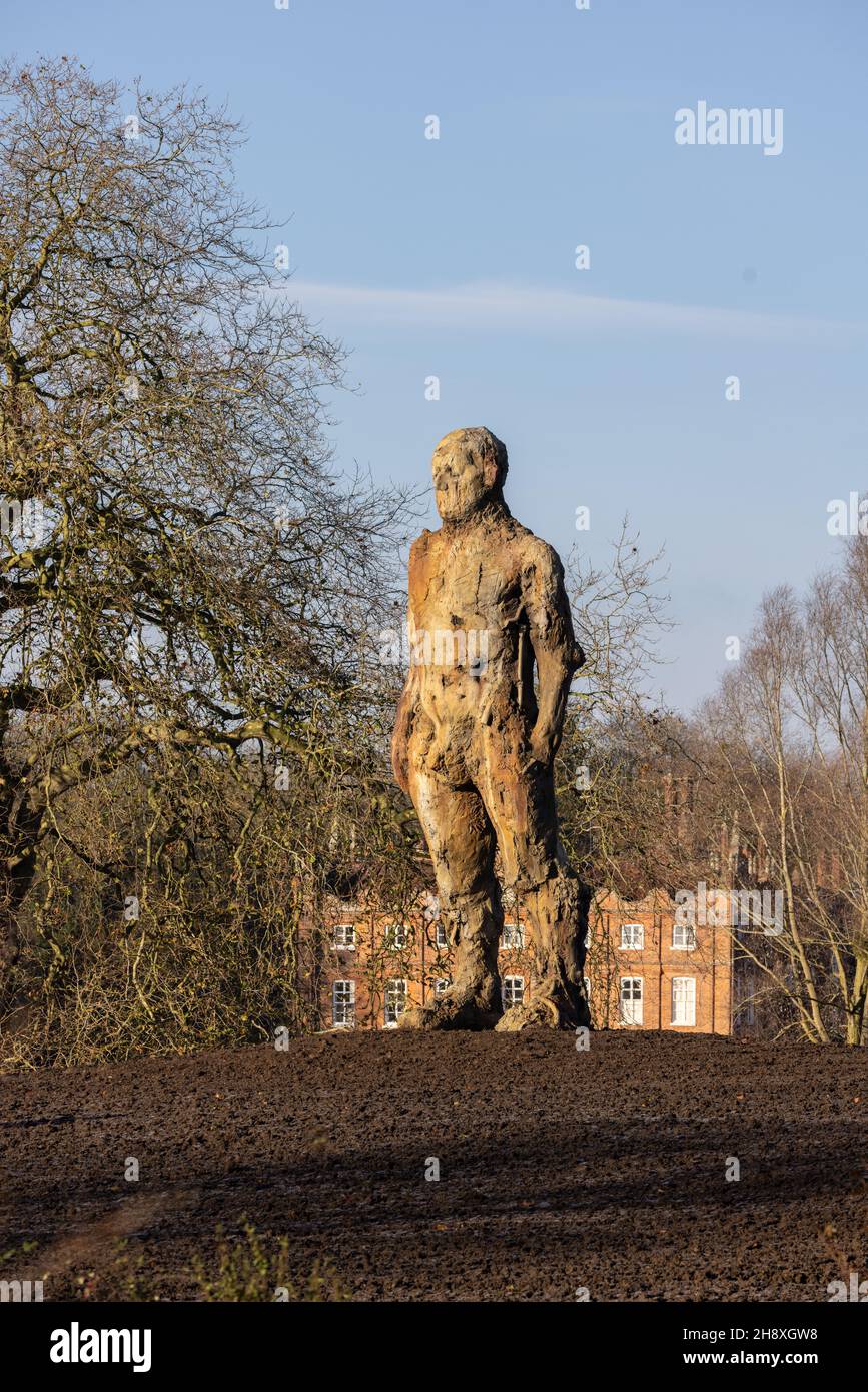 Le Yoxman sculpture en bronze de 7,9 m d'un homme de Laurence Edwards