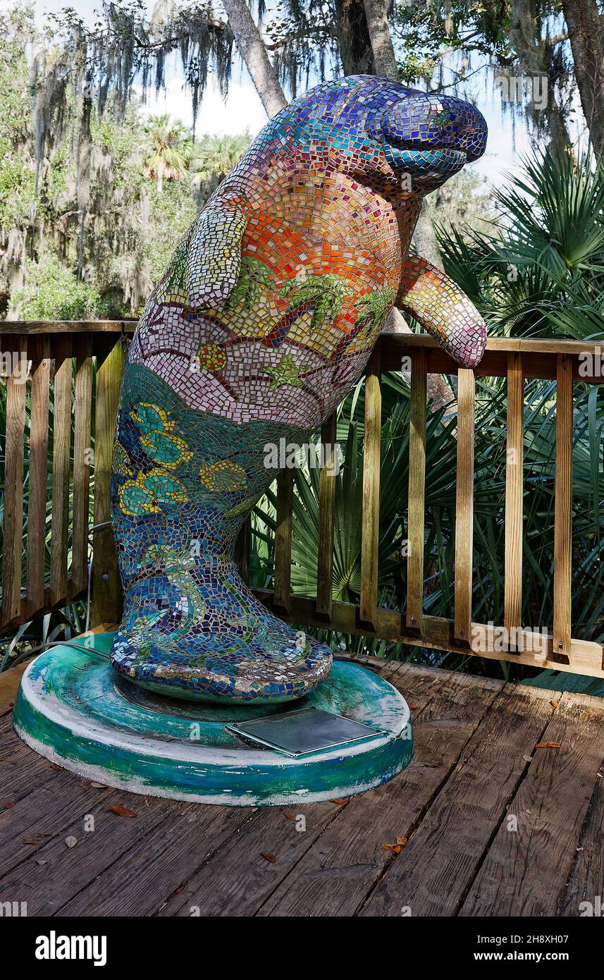 statue en mosaïque de lamantins, debout, coloré, art public, fantaisiste,Parc national Blue Spring; Floride; Orange City; FL; automne Banque D'Images