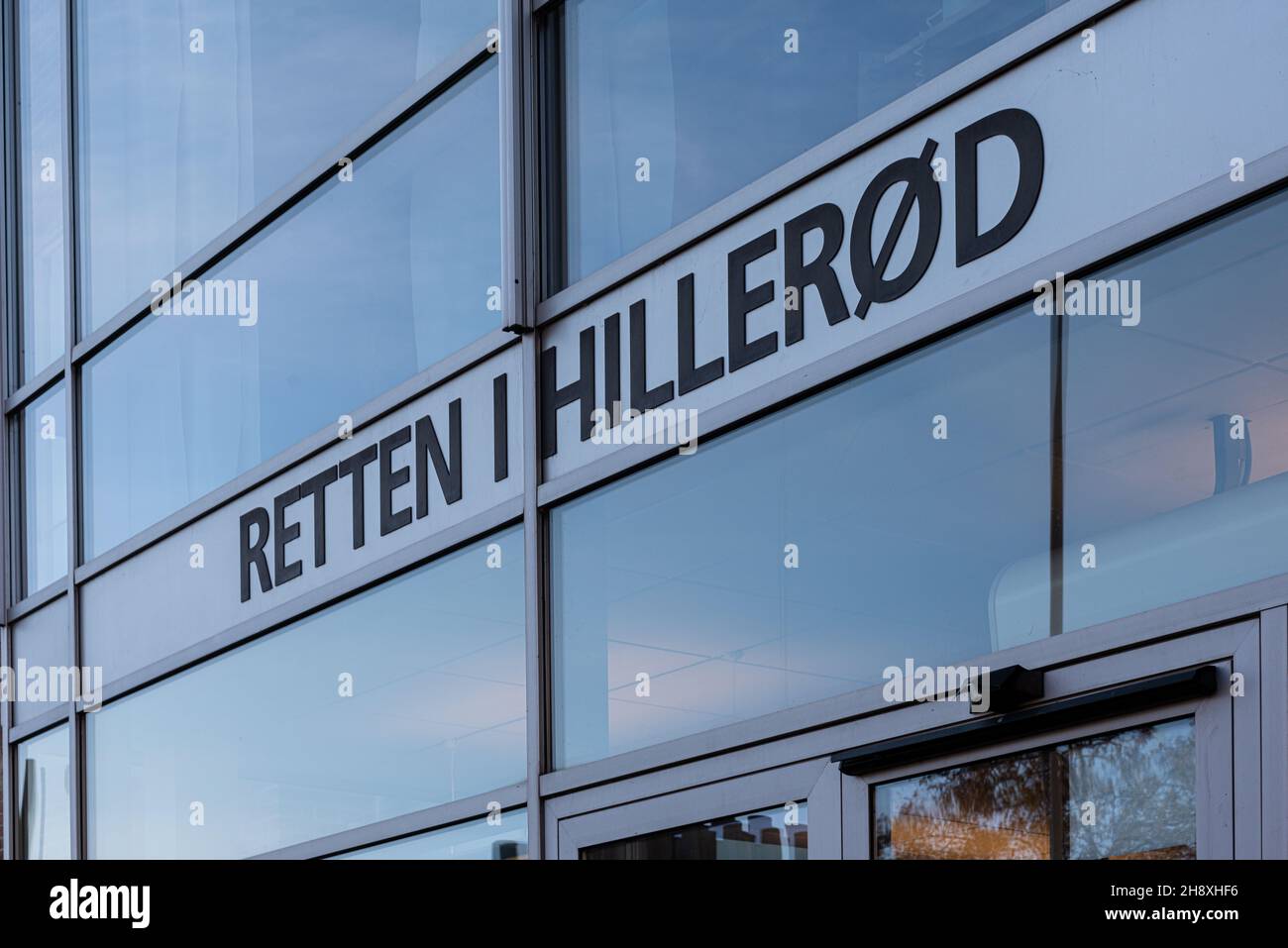Le panneau et la façade en verre du palais de justice de Hillerød, Danemark, 26 novembre 2021 Banque D'Images