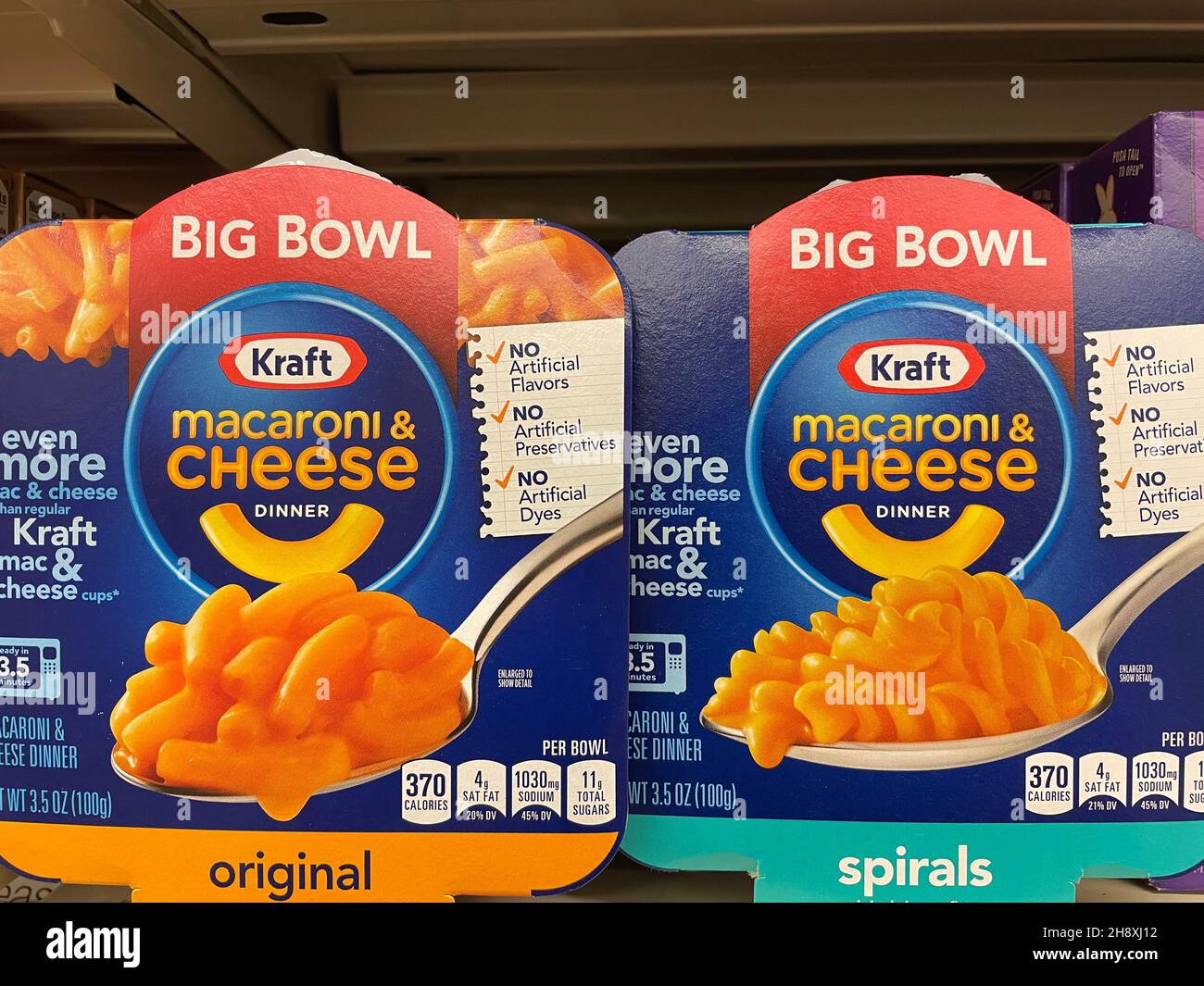 Columbia County, GA USA - 12 01 21: Kraft mac et fromage dans une boîte sur une étagère de magasin Banque D'Images