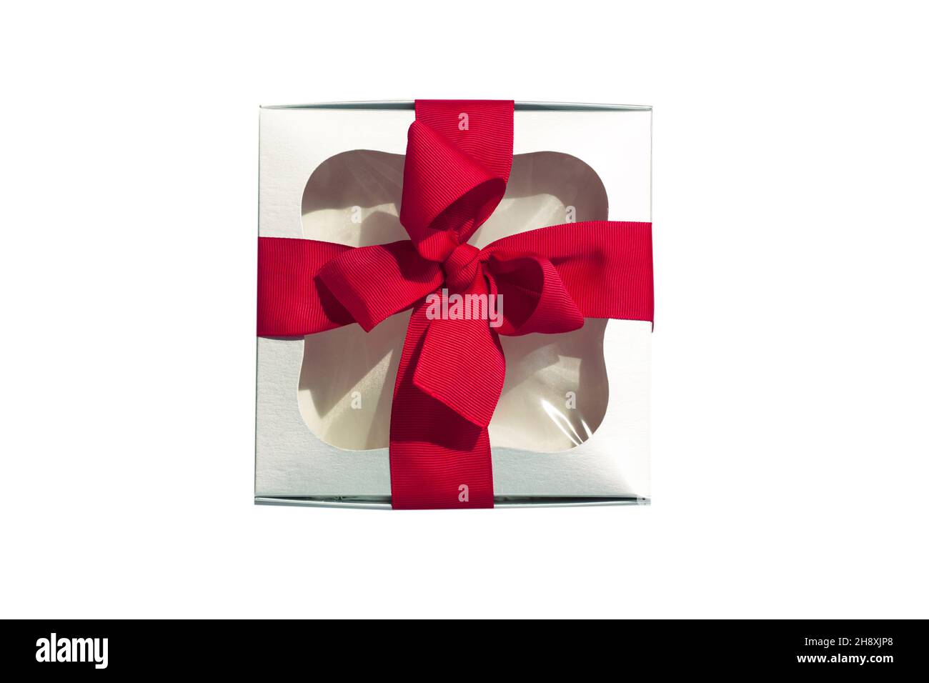 Boîte cadeau argentée avec noeud en ruban rouge isolé sur fond blanc.Emballage moderne en cadeau métallique avec fenêtre.Couleurs contrastées, maquette Banque D'Images