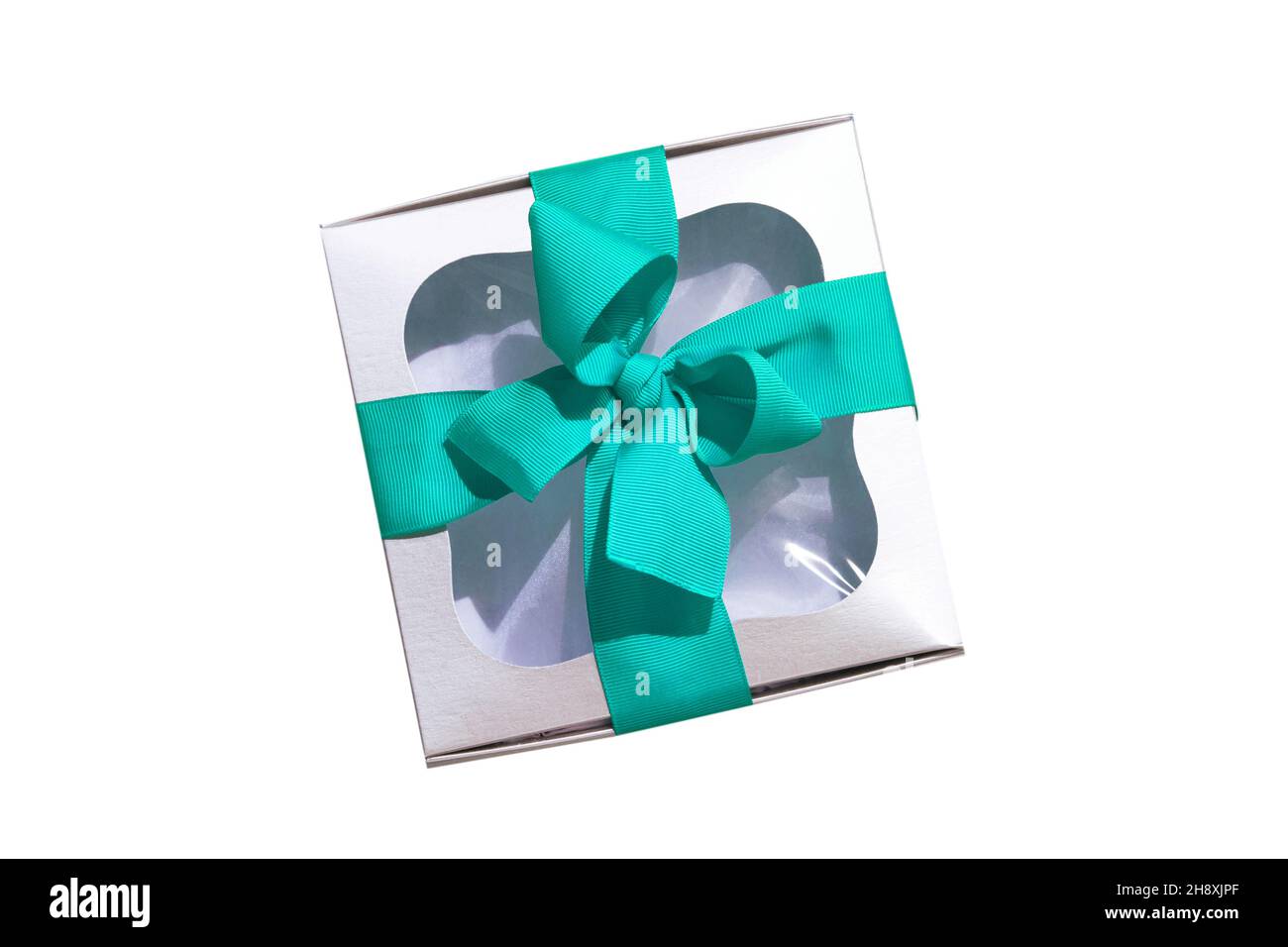 Boîte cadeau argentée avec un noeud en ruban bleu isolé sur fond blanc.Emballage moderne en cadeau métallique avec fenêtre.Tendance et décoloré Banque D'Images