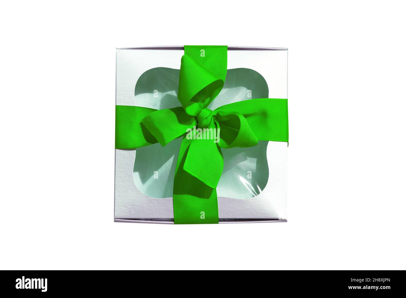 Boîte cadeau argentée avec un noeud en ruban vert isolé sur fond blanc.Emballage moderne en cadeau métallique avec fenêtre.Couleurs contrastées, maquette Banque D'Images