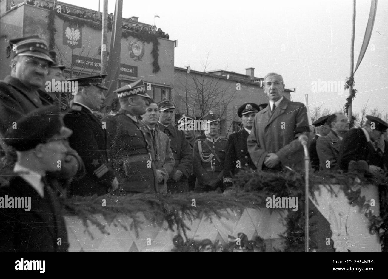 Gdynia, 1946-04-05.Port Marynarki Wojennej na Oksywiu.Uroczystoœæ przekazania Polsce 23 radzieckich okrêtów wojennych.Na trybunie honorowej widoczni m.in.: dowódca Okrêgu Wojskowego Morskiego genera³ Jan Joskiewicz (4L), wojewoda gdañski Stanis³aw Zra³ek (5L), kontradmira³ Adam Mohuczy (9L), pe³nomocnik rz¹du do spriw wybrze¿a Eugeniusz Kudowski Kátowski (10g) Miko³ajGdynia, 5 avril 1946.Le port de la Marine dans le district d'Oksywie.La cérémonie de remise à la Pologne de 23 navires de guerre soviétiques.Sur le podium: commandant du général de district militaire maritime Jan Joskiewicz (4e à gauche), Banque D'Images