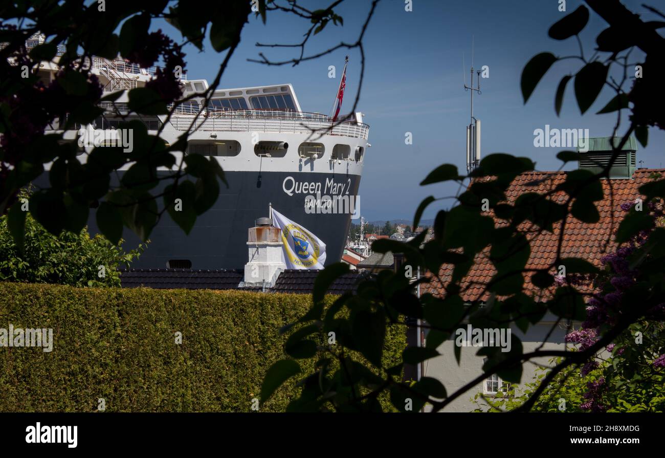 Poupe du paquebot Cunard Queen Mary 2 du quartier historique de la vieille ville à Stavanger, Norvège. Banque D'Images