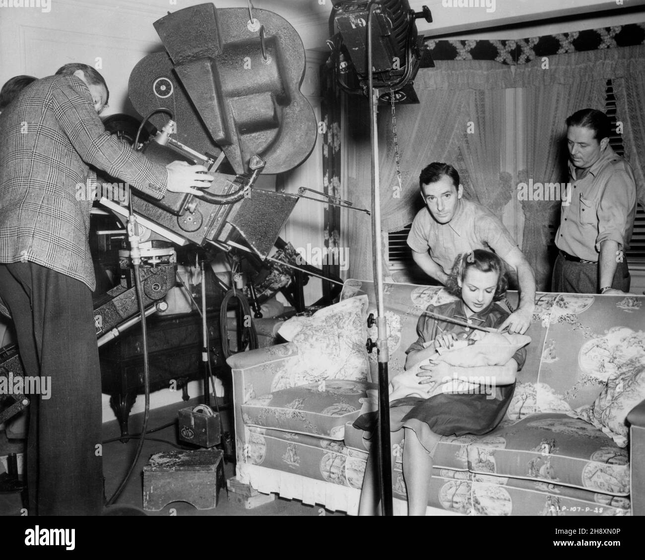 Le réalisateur JOHN CROMWELL, en tant qu'assistant caméraman, se convie à la caméra pour filmer CAROLE LOMBARD et BONNIE BELLE BARBER, bébé de 10 jours, dans une scène conçue POUR LES AUTRES réalisateurs 1939 JOHN CROMWELL cinématographie Leon Shamroy conception de costumes Travis Banton conception de production William Cameron Menzies producteurDavid O. Selznick Selznick International Pictures / United Artists Banque D'Images