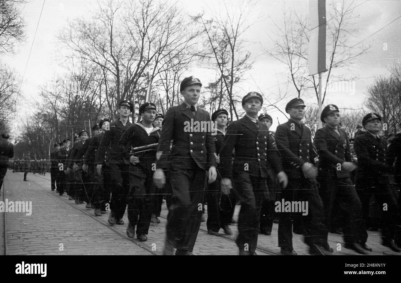 Szczecin, 1946-04-14.Œwiêto Pomorza Zachodniego W rocznicê zdogycia miasta przez Armiê Czerwon¹ - pod has³em: Trzymay stra¿ nad Odr¹.NZ. Defilada W alei Wojska Polskiego. po/gr PAP/W³adys³aw ForbertSzczecin, 14 avril 1946.Fête de la Poméranie occidentale à l'anniversaire de la prise de la ville par l'Armée rouge - sous le slogan: Nous sommes sur la garde sur la rivière Oder.Photo : défilé militaire sur l'avenue Wojska Polskiego. po/gr PAP/Wladyslaw Forbert Banque D'Images