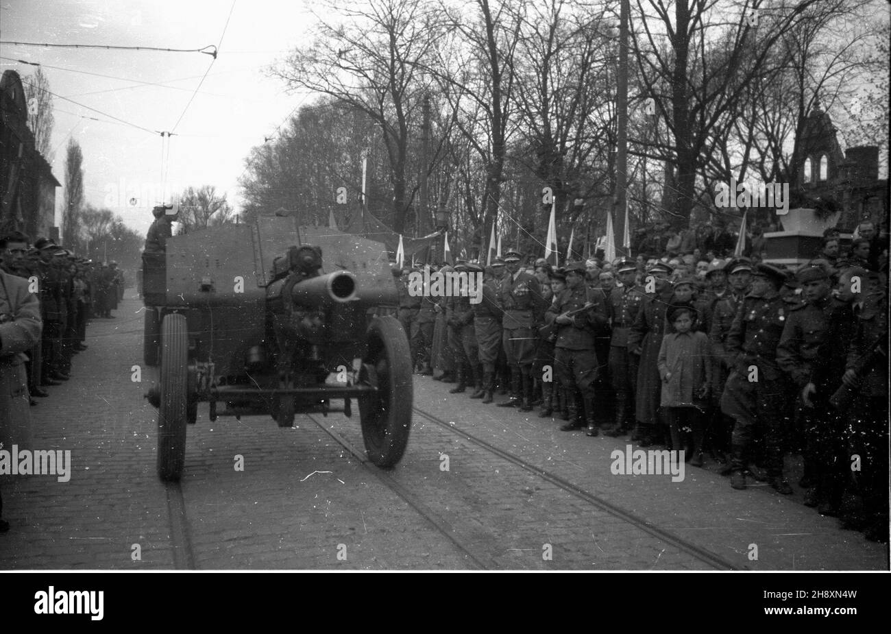 Szczecin, 1946-04-14.Œwiêto Pomorza Zachodniego W rocznicê zdogycia miasta przez Armiê Czerwon¹ - pod has³em: Trzymay stra¿ nad Odr¹.NZ. Defilada wojskowa W alei Wojska Polskiego. po/gr PAP/W³adys³aw ForbertSzczecin, 14 avril 1946.Fête de la Poméranie occidentale à l'anniversaire de la prise de la ville par l'Armée rouge - sous le slogan: Nous sommes sur la garde sur la rivière Oder.Photo : défilé militaire sur l'avenue Wojska Polskiego. po/gr PAP/Wladyslaw Forbert Banque D'Images