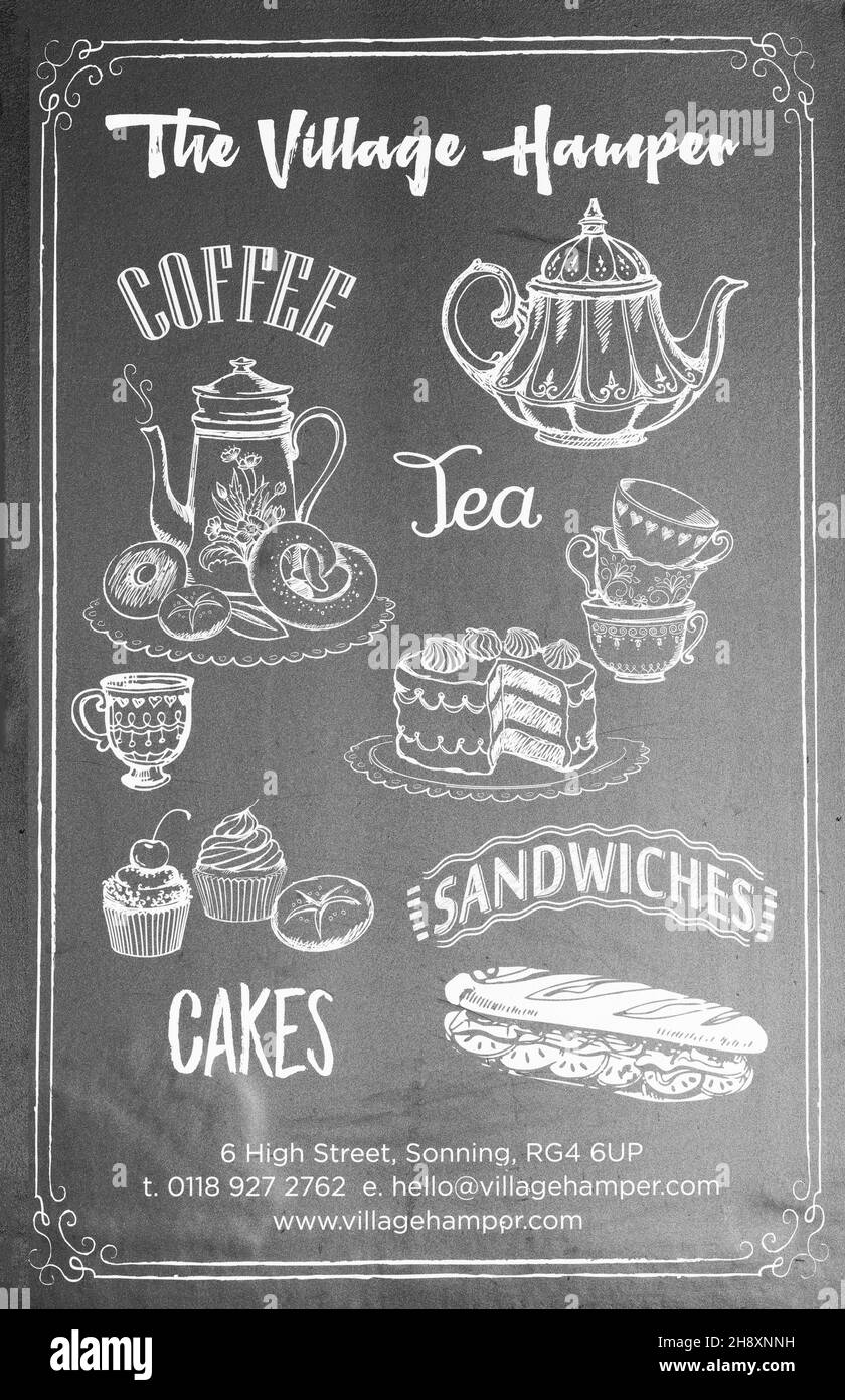 Panneau de signalisation se tenant dans le village de Sonning-on-Thames, Berkshire annonçant le teashop local appelé le Village panier dans le centre du village Banque D'Images