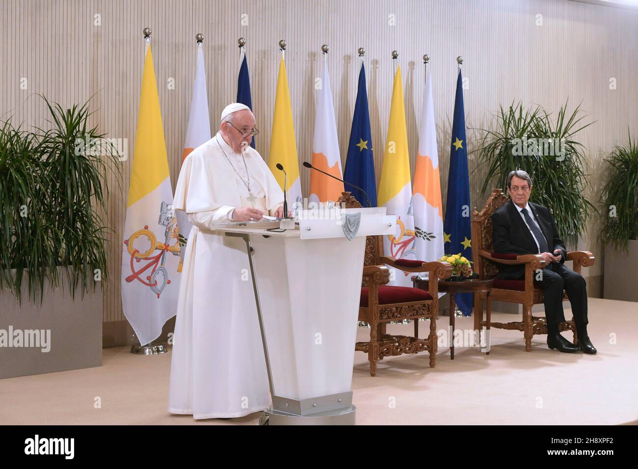 Etat de la Cité du Vatican, Vatikanstadt.02e décembre 2021.Le pape François avec le président de Chypre, Nicos Anastasiades, lors de la cérémonie d'accueil du souverain pontife, au Palais présidentiel de la capitale Nicosie, le 2 décembre 2021.2021 .RÉSERVÉ À L'USAGE ÉDITORIAL - Vatican Media/Spaziani.Credit: dpa/Alay Live News Banque D'Images