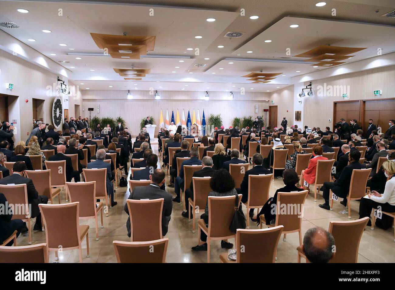 Etat de la Cité du Vatican, Vatikanstadt.02e décembre 2021.Le pape François avec le président de Chypre, Nicos Anastasiades, lors de la cérémonie d'accueil du souverain pontife, au Palais présidentiel de la capitale Nicosie, le 2 décembre 2021.2021 .RÉSERVÉ À L'USAGE ÉDITORIAL - Vatican Media/Spaziani.Credit: dpa/Alay Live News Banque D'Images