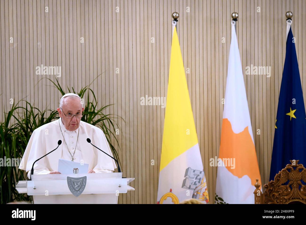 Etat de la Cité du Vatican, Vatikanstadt.02e décembre 2021.Le pape François avec le président de Chypre, Nicos Anastasiades, lors de la cérémonie d'accueil du souverain pontife, au Palais présidentiel de la capitale Nicosie, le 2 décembre 2021.2021 .RÉSERVÉ À L'USAGE ÉDITORIAL - Vatican Media/Spaziani.Credit: dpa/Alay Live News Banque D'Images