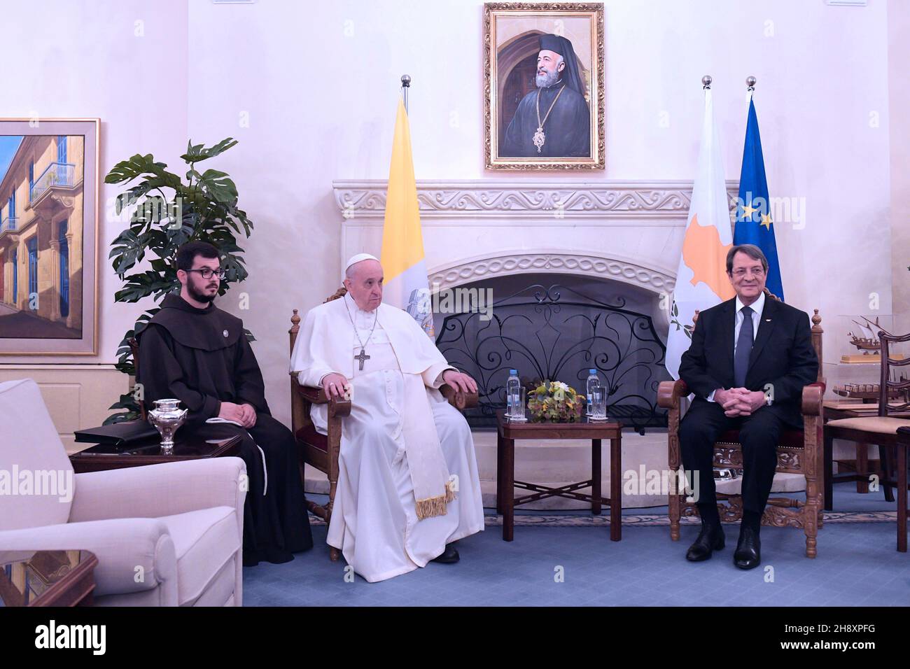 Etat de la Cité du Vatican, Vatikanstadt.02e décembre 2021.Le pape François avec le président de Chypre, Nicos Anastasiades, lors de la cérémonie d'accueil du souverain pontife, au Palais présidentiel de la capitale Nicosie, le 2 décembre 2021.2021 .RÉSERVÉ À L'USAGE ÉDITORIAL - Vatican Media/Spaziani.Credit: dpa/Alay Live News Banque D'Images