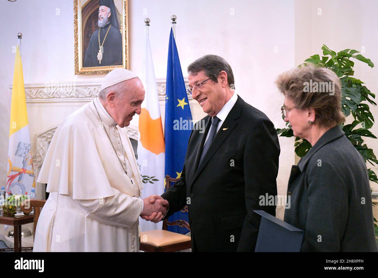 Etat de la Cité du Vatican, Vatikanstadt.02e décembre 2021.Le pape François avec le président de Chypre, Nicos Anastasiades, lors de la cérémonie d'accueil du souverain pontife, au Palais présidentiel de la capitale Nicosie, le 2 décembre 2021.2021 .RÉSERVÉ À L'USAGE ÉDITORIAL - Vatican Media/Spaziani.Credit: dpa/Alay Live News Banque D'Images