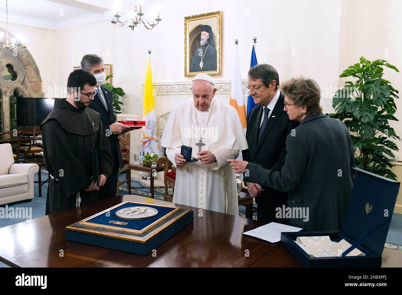 Etat de la Cité du Vatican, Vatikanstadt.02e décembre 2021.Le pape François avec le président de Chypre, Nicos Anastasiades, lors de la cérémonie d'accueil du souverain pontife, au Palais présidentiel de la capitale Nicosie, le 2 décembre 2021.2021 .RÉSERVÉ À L'USAGE ÉDITORIAL - Vatican Media/Spaziani.Credit: dpa/Alay Live News Banque D'Images