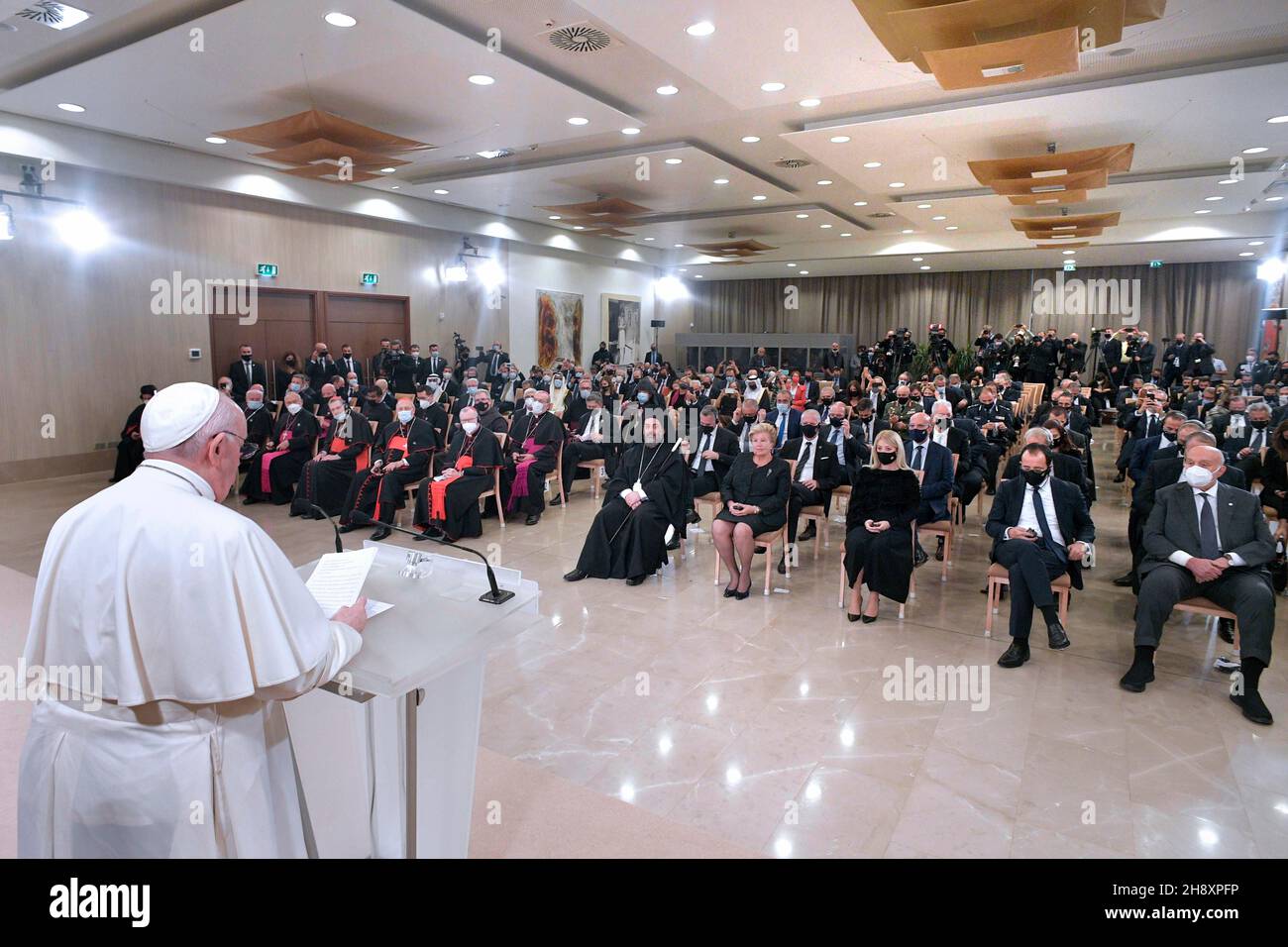 Etat de la Cité du Vatican, Vatikanstadt.02e décembre 2021.Le pape François avec le président de Chypre, Nicos Anastasiades, lors de la cérémonie d'accueil du souverain pontife, au Palais présidentiel de la capitale Nicosie, le 2 décembre 2021.2021 .RÉSERVÉ À L'USAGE ÉDITORIAL - Vatican Media/Spaziani.Credit: dpa/Alay Live News Banque D'Images