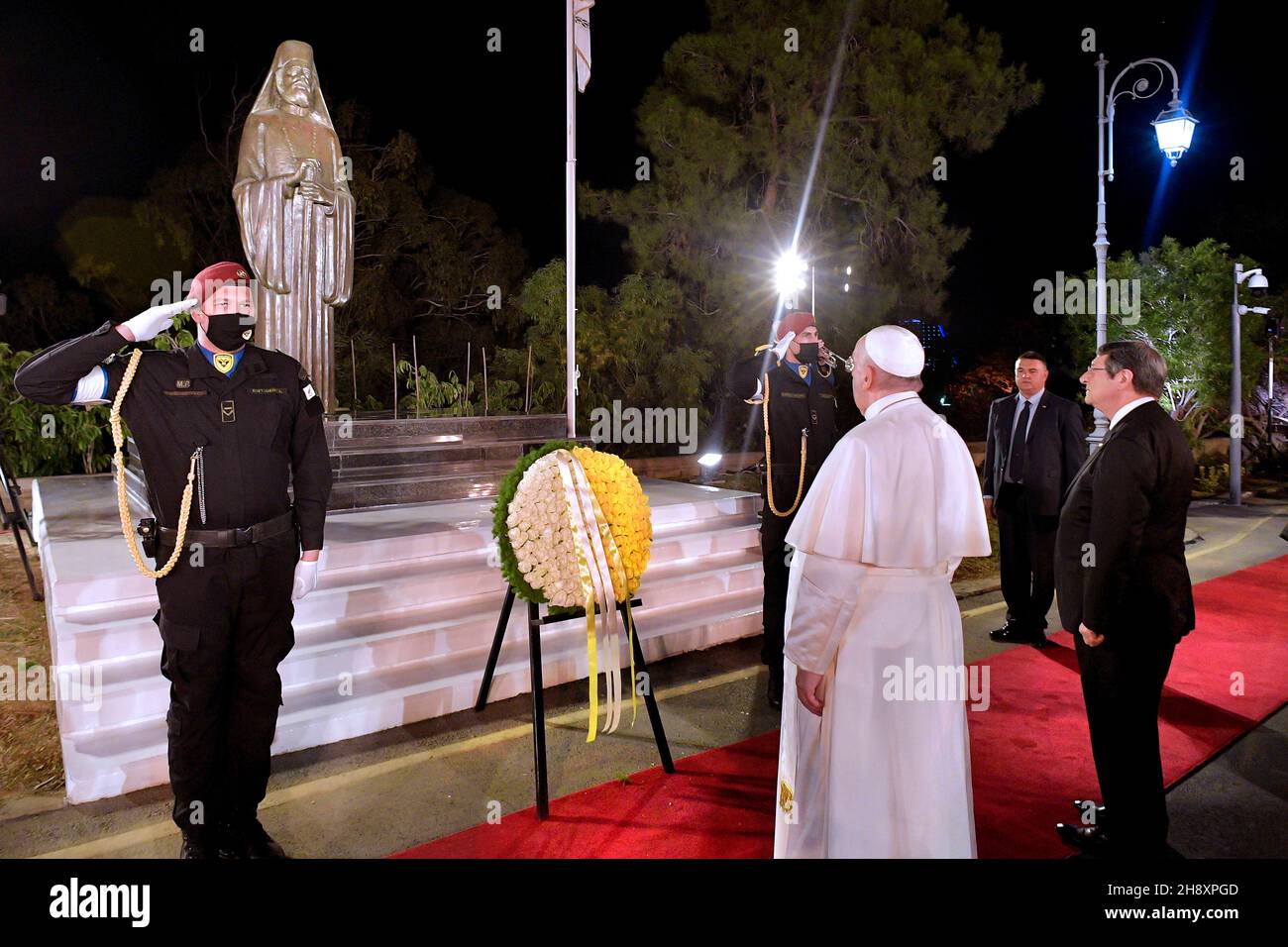 Etat de la Cité du Vatican, Vatikanstadt.02e décembre 2021.Le pape François avec le président de Chypre, Nicos Anastasiades, lors de la cérémonie d'accueil du souverain pontife, au Palais présidentiel de la capitale Nicosie, le 2 décembre 2021.2021 .RÉSERVÉ À L'USAGE ÉDITORIAL - Vatican Media/Spaziani.Credit: dpa/Alay Live News Banque D'Images