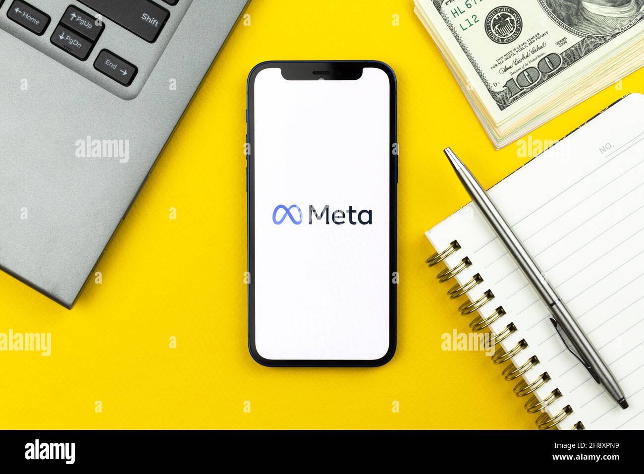 Kharkov, Ukraine - 1 décembre 2021 : Meta le nouveau nom et le nouveau logo Facebook.Arrière-plan de l'espace de travail Banque D'Images