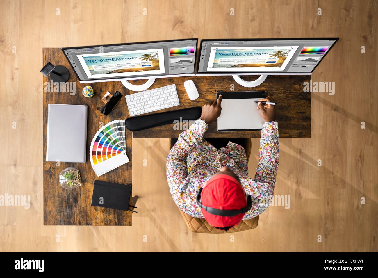 African Graphic Web Designer utilisant le logiciel d'édition de conception Banque D'Images