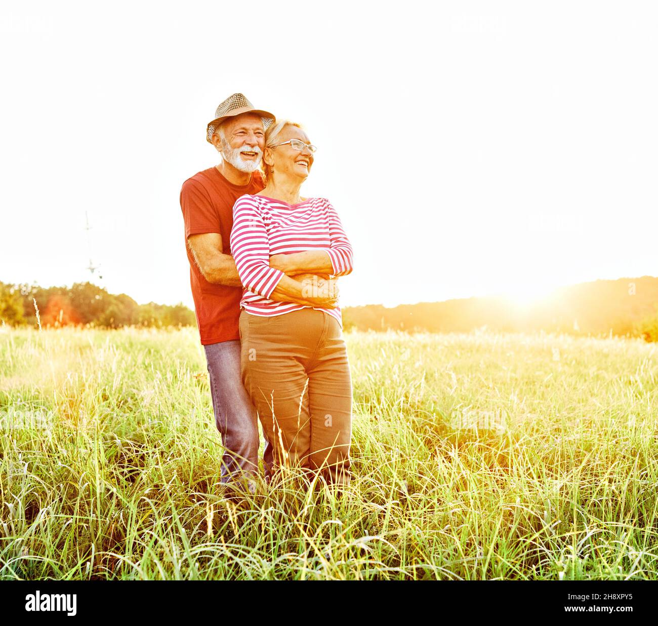 femme homme extérieur senior couple heureux style de vie retraite ensemble sourire amour vieille nature mature Banque D'Images