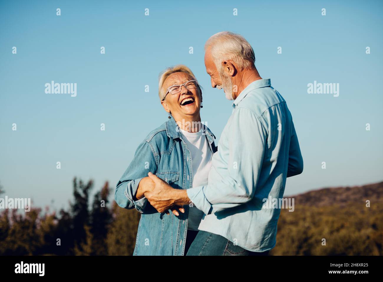 femme homme extérieur senior couple heureux style de vie retraite ensemble sourire amour vieille nature mature Banque D'Images