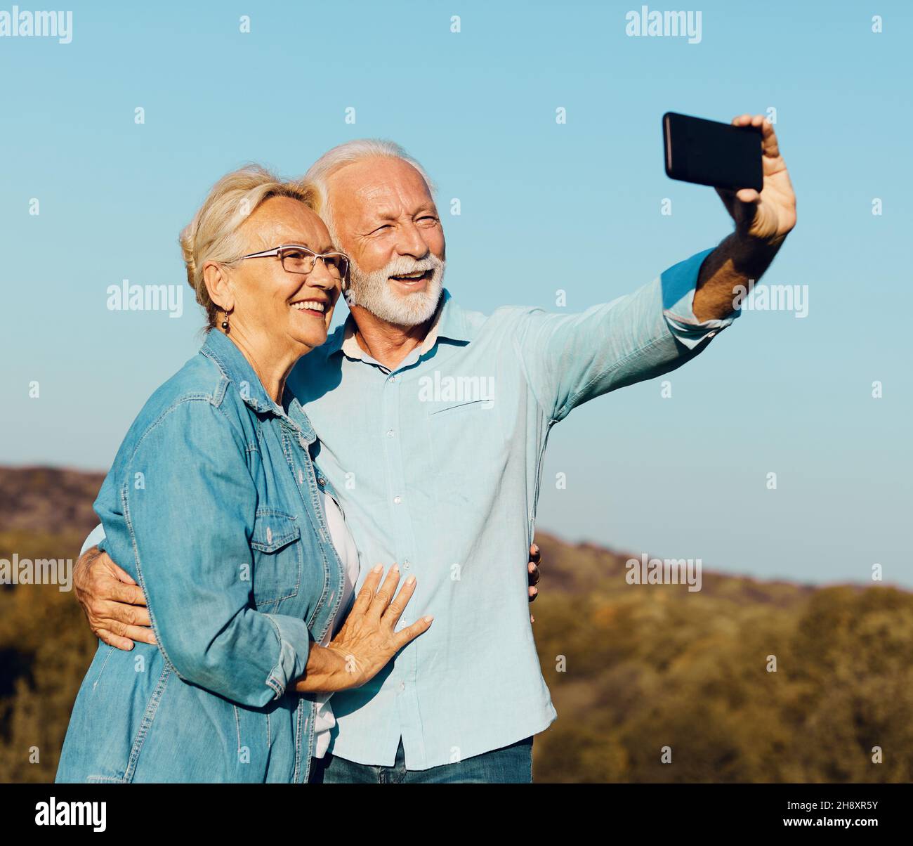 femme homme extérieur senior couple heureux style de vie retraite ensemble sourire amour selfie caméra mature Banque D'Images