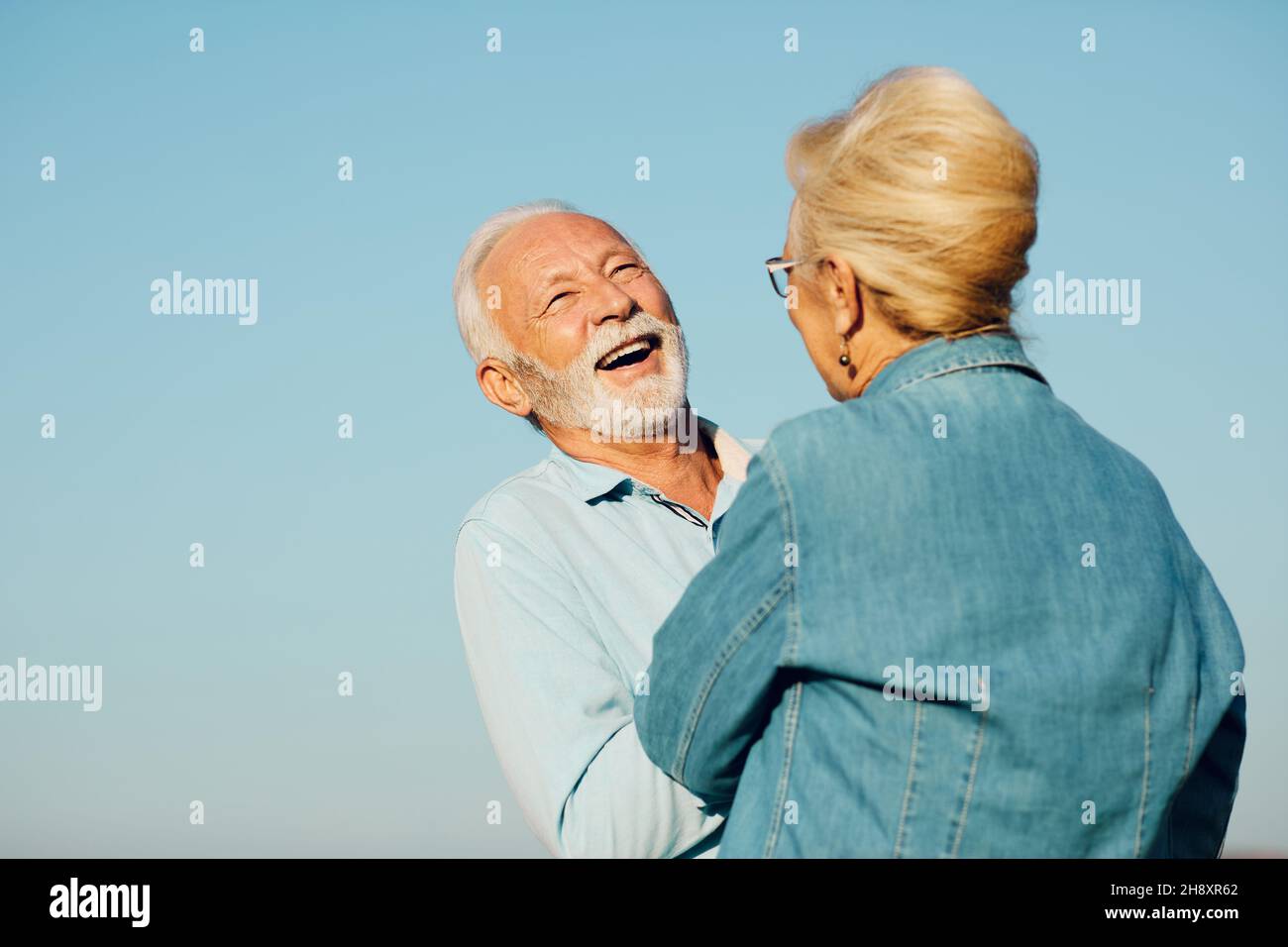 femme homme extérieur senior couple heureux style de vie retraite ensemble sourire amour vieille nature mature Banque D'Images