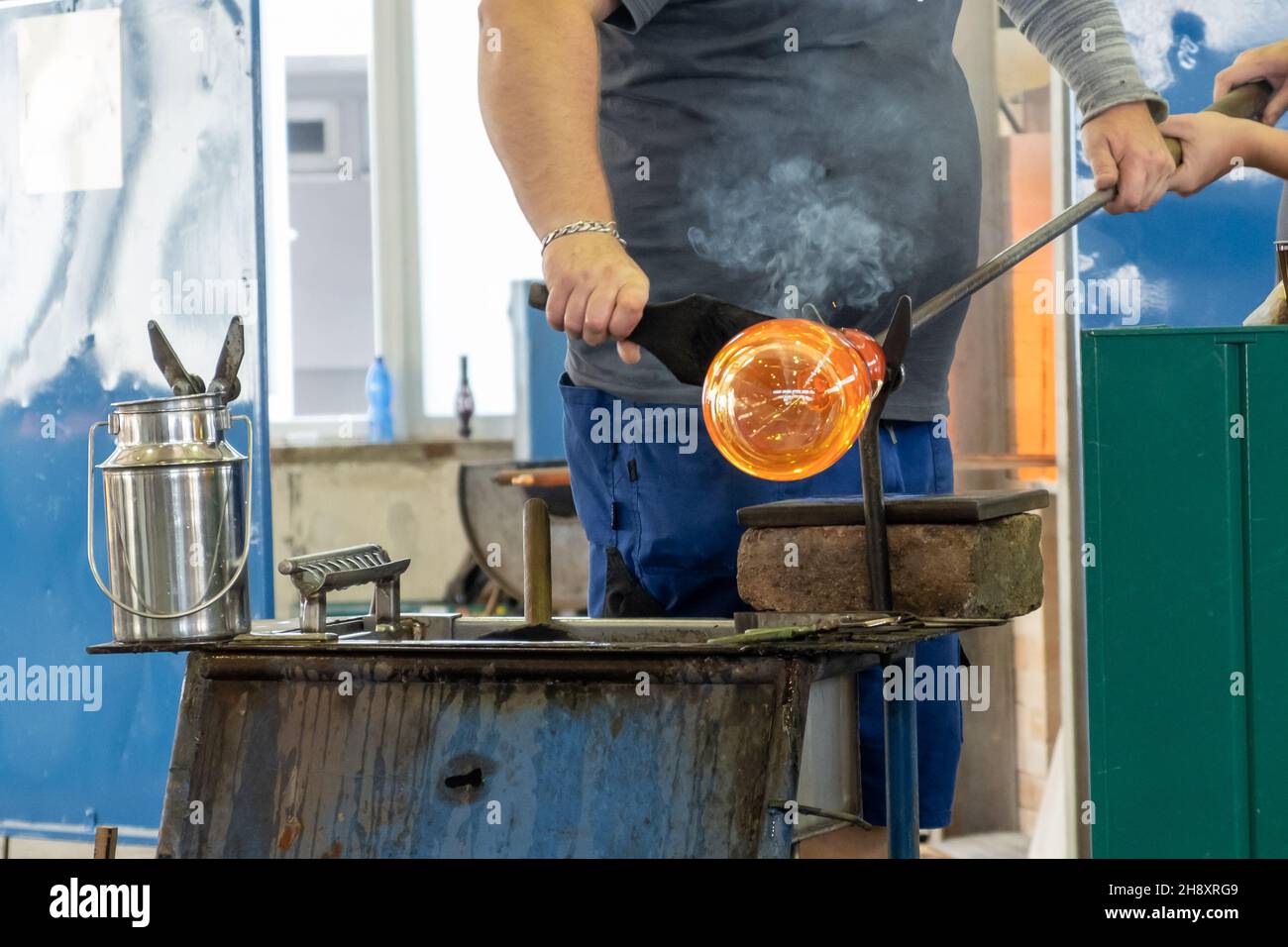 Production manuelle de verre par soufflage de verre par un ouvrier à  l'usine Photo Stock - Alamy